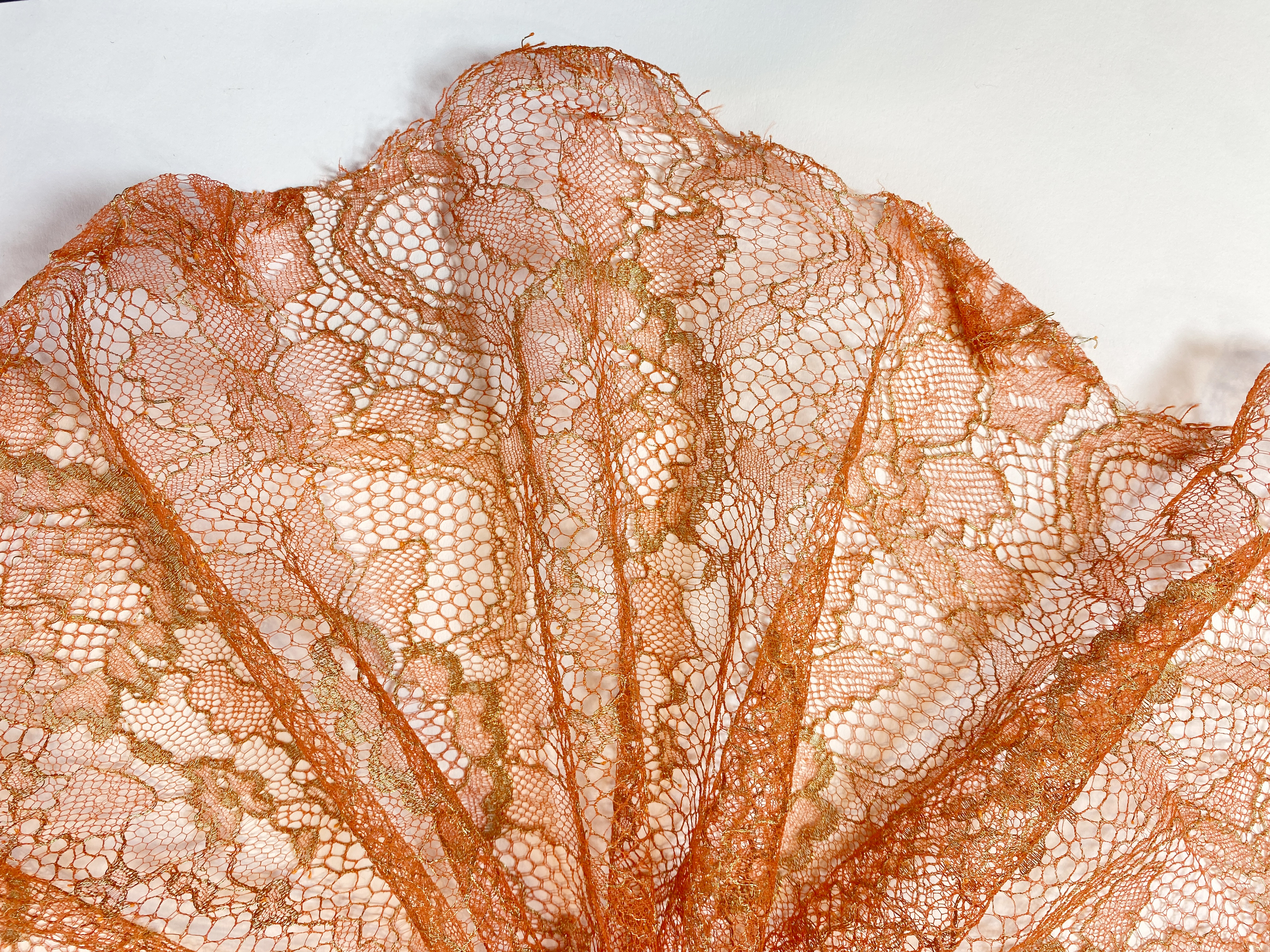 Tüllspitze mit Goldfaden