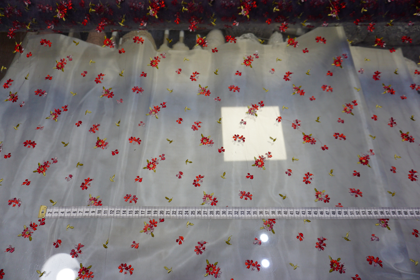 Bestickter Tüll - rote Blümchen