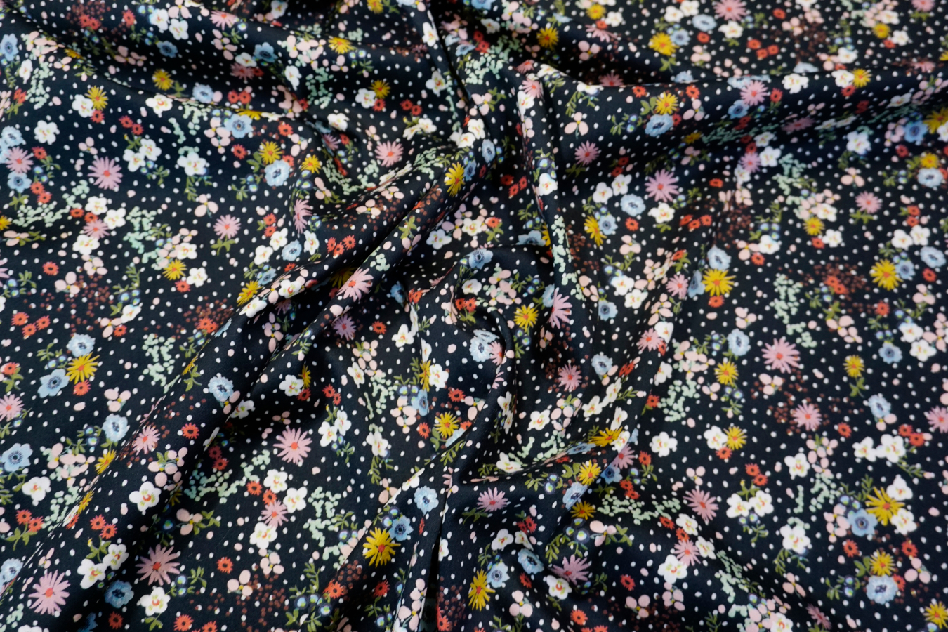 Baumwolle schwarz mit buntem Blütendruck