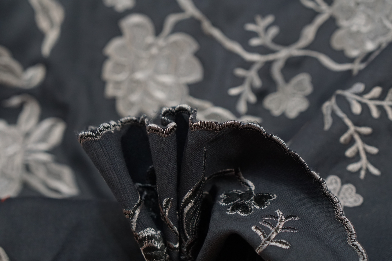 Schurwolle - Bordürenstickerei Grautöne