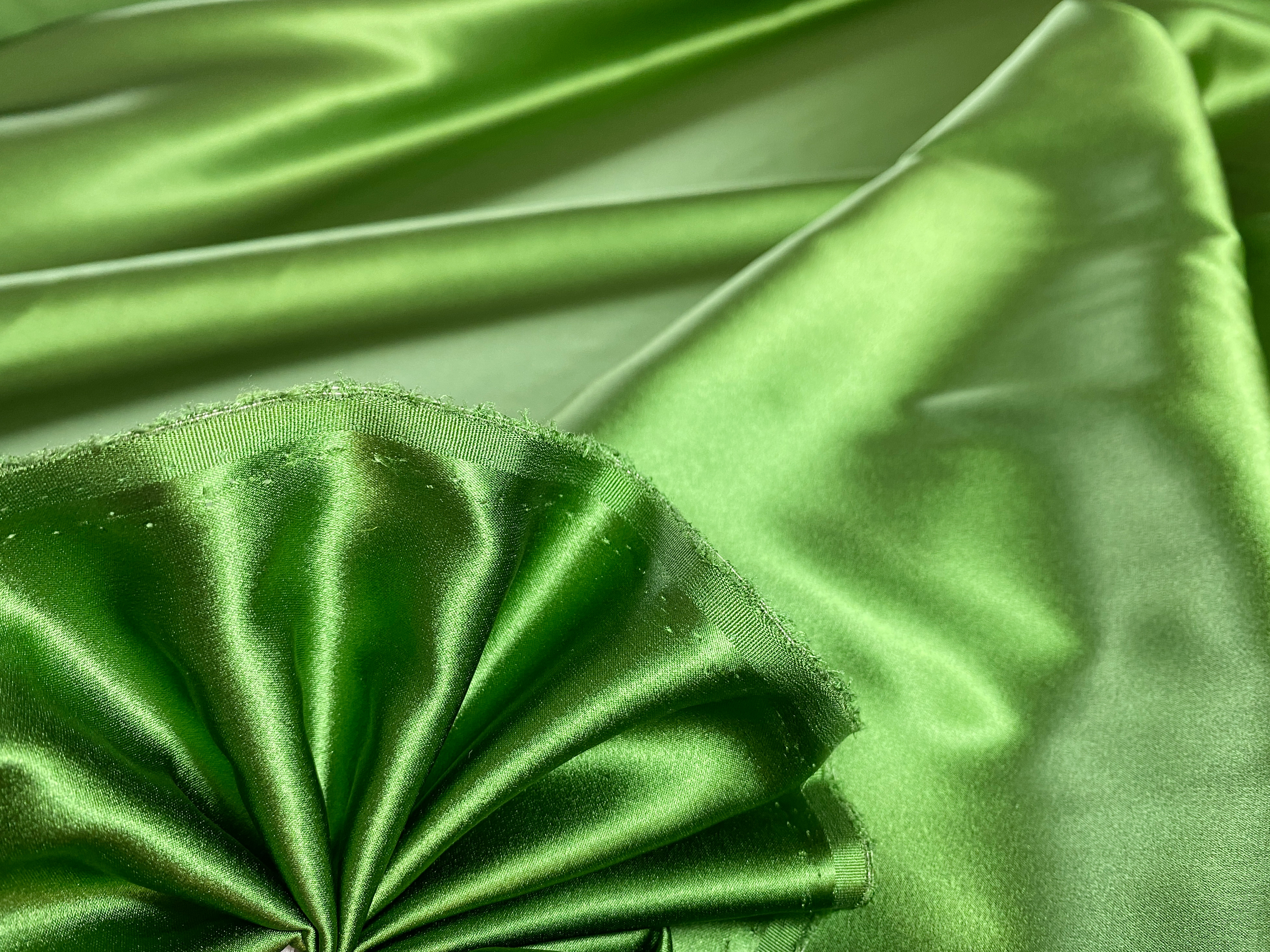 elastischer Satin grün