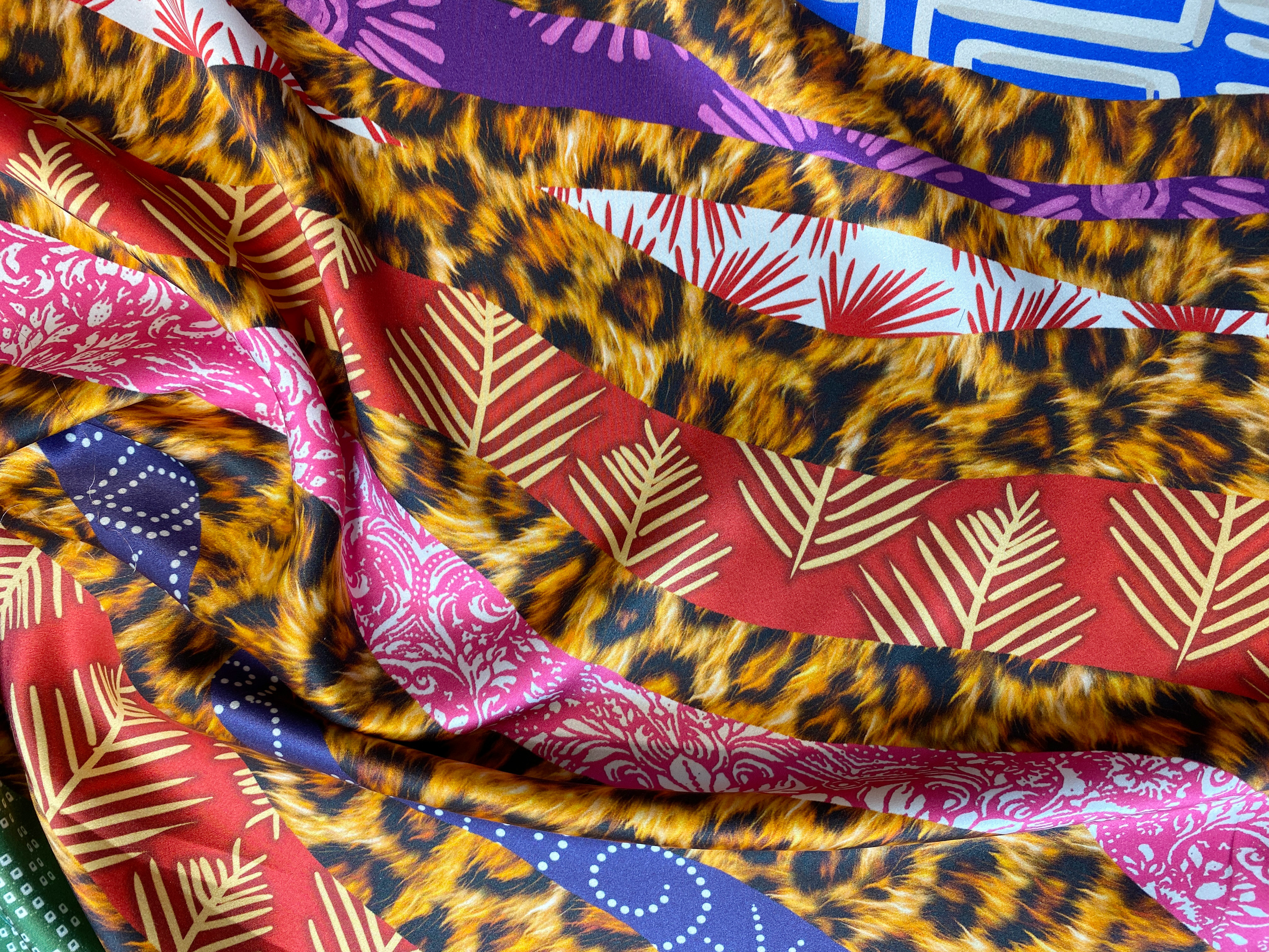 Satin mit Felldruck und Mustern