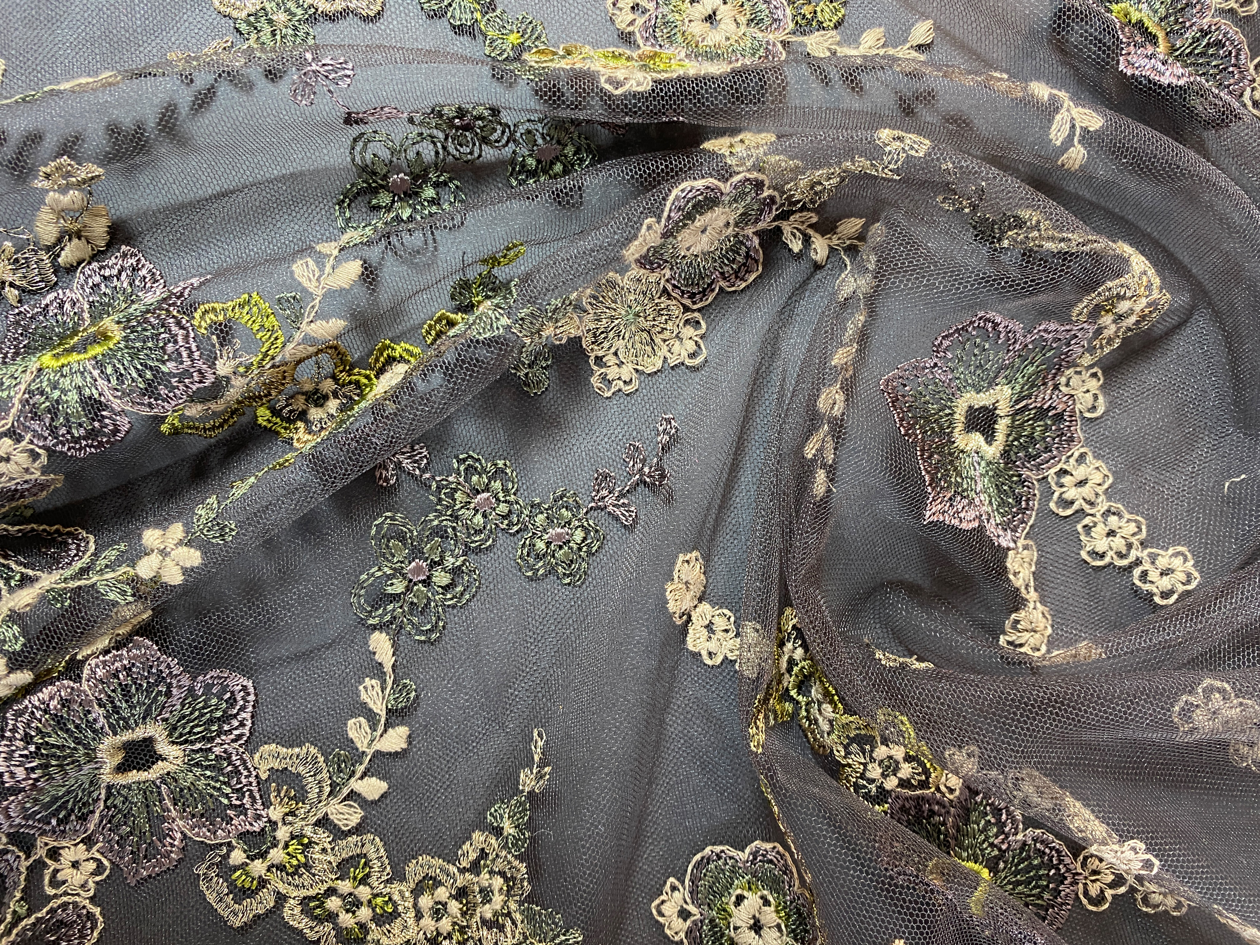 Bordürenspitze mit Blütenstickerei