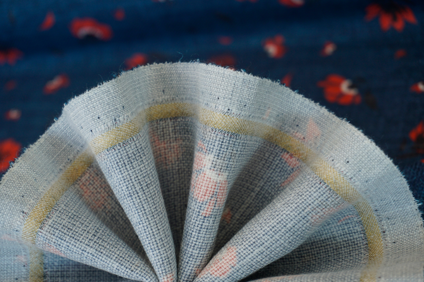 Schurwolle - blau mit roten Blumen