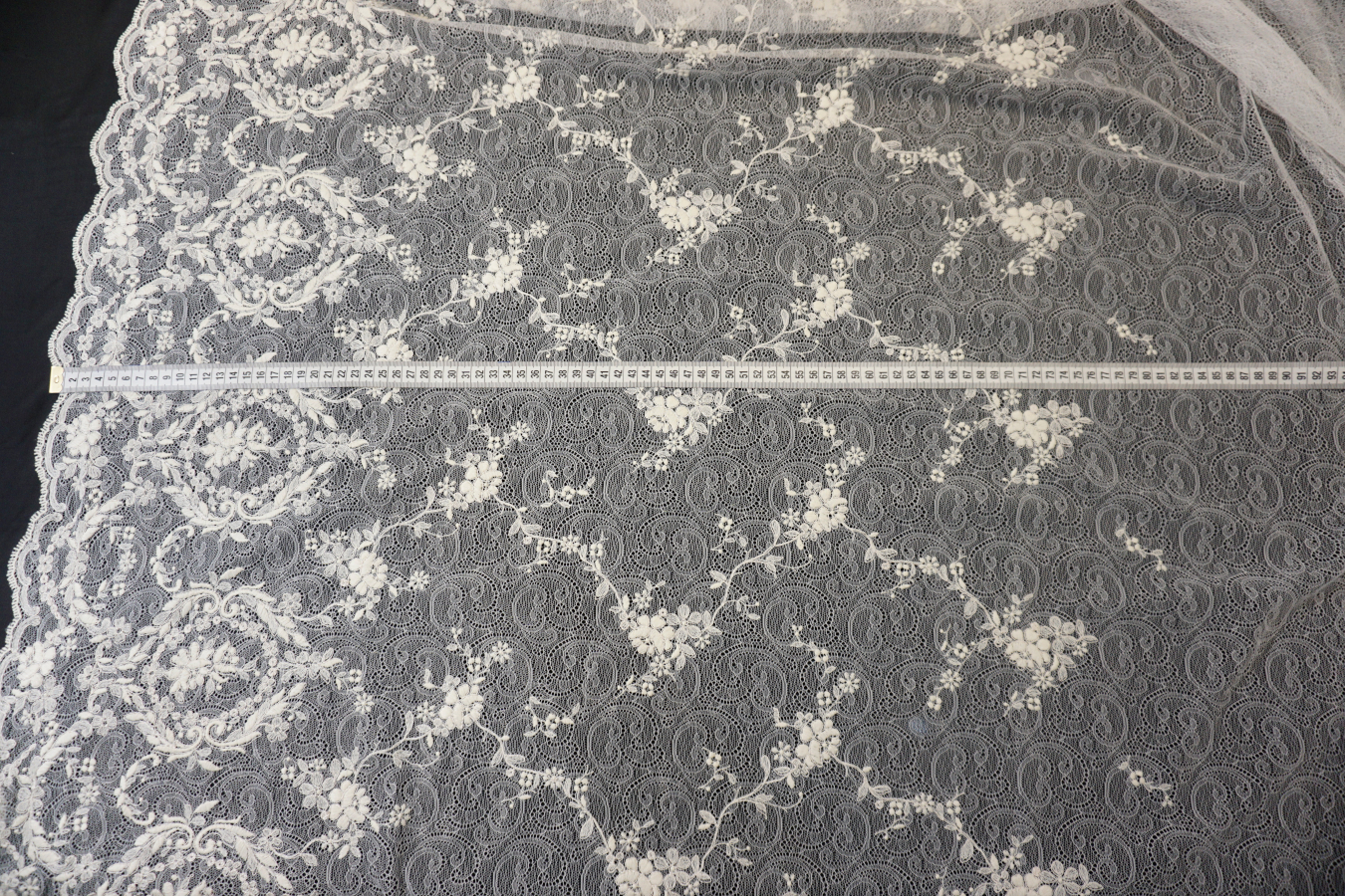 Französische Spitze - Blumen auf Ornamenten