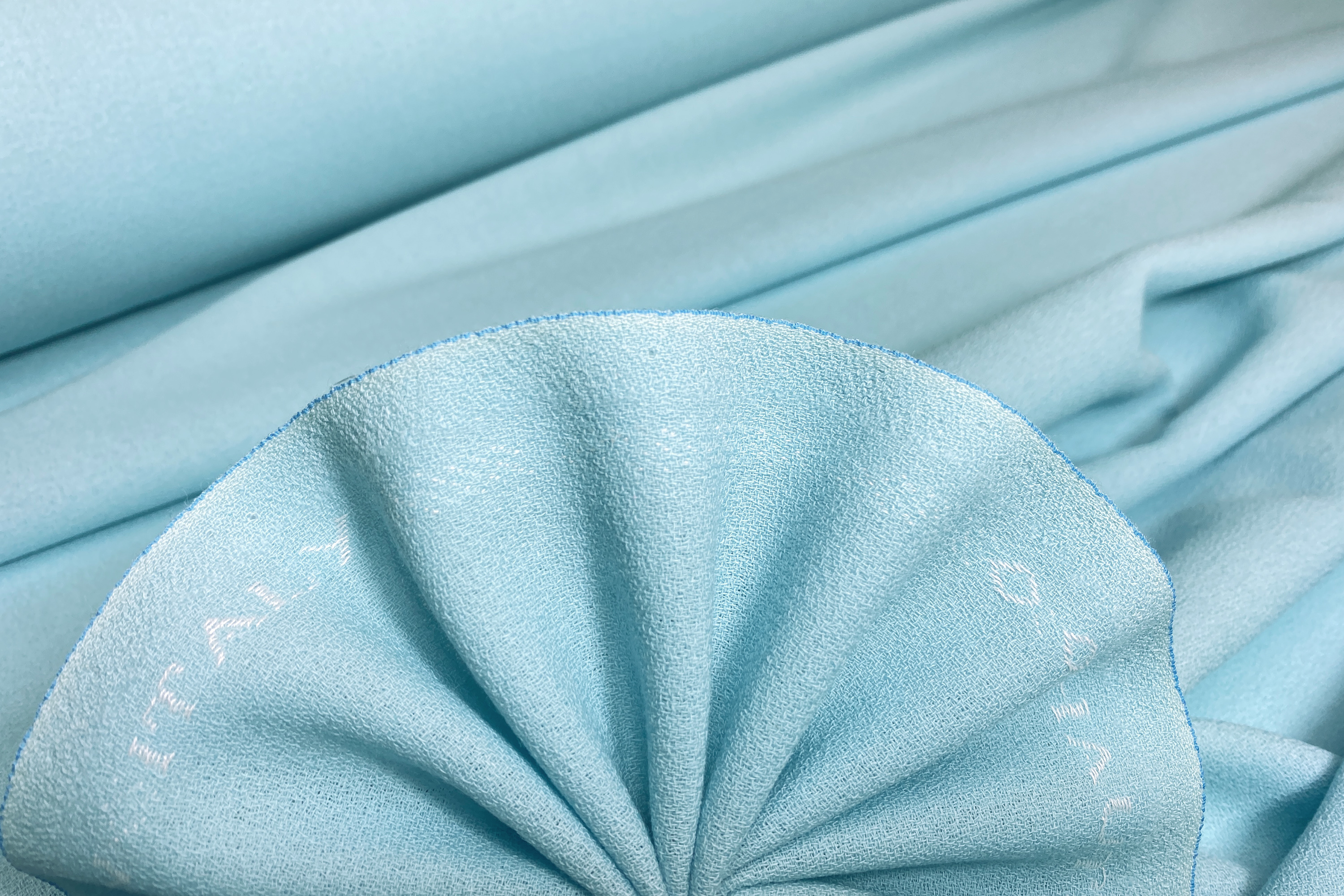 Schurwollcrêpe hellblau