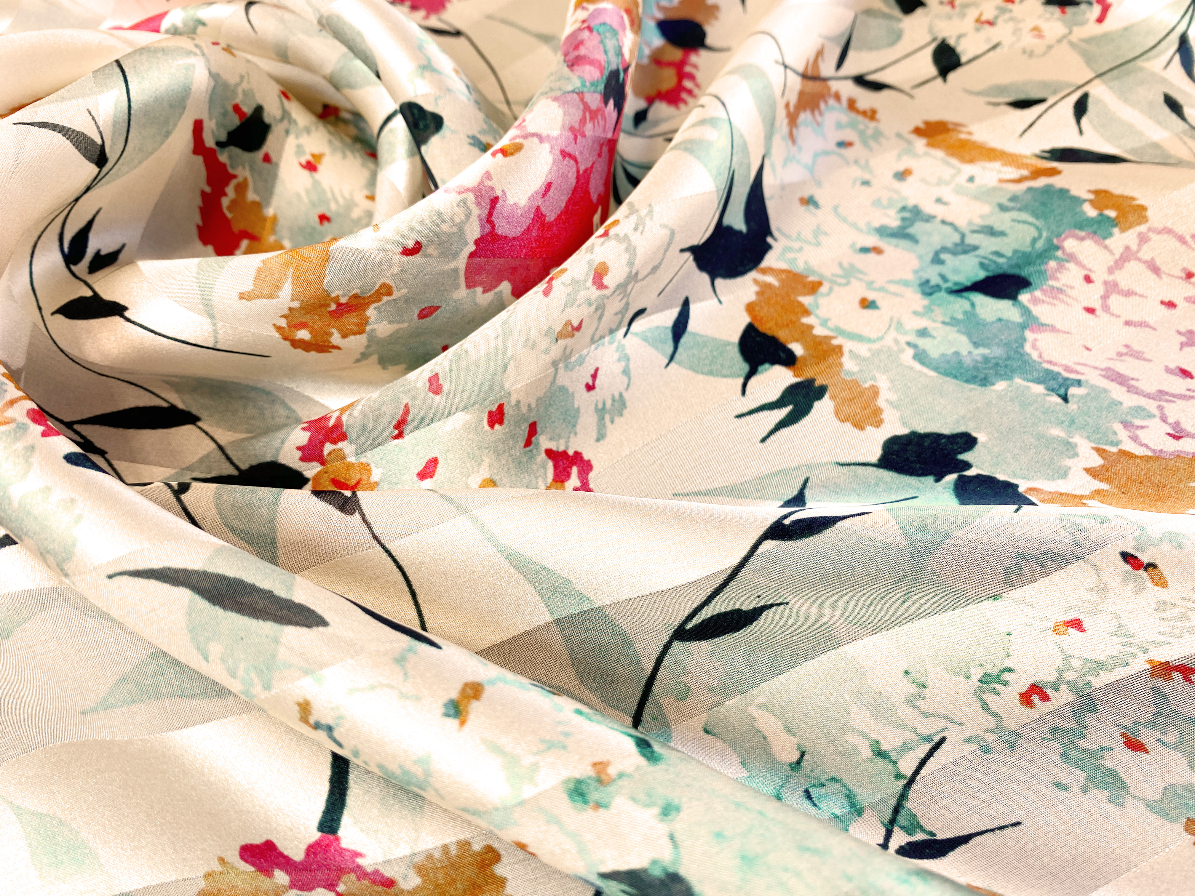 bedruckte Seide mit Satinstreifen