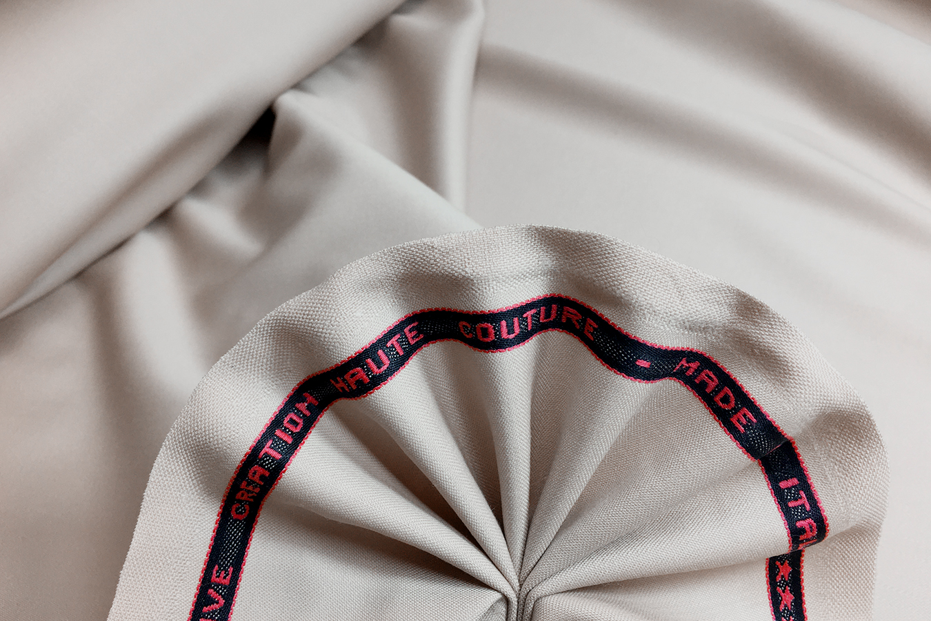 Elastischer Wollsatin - sandbeige