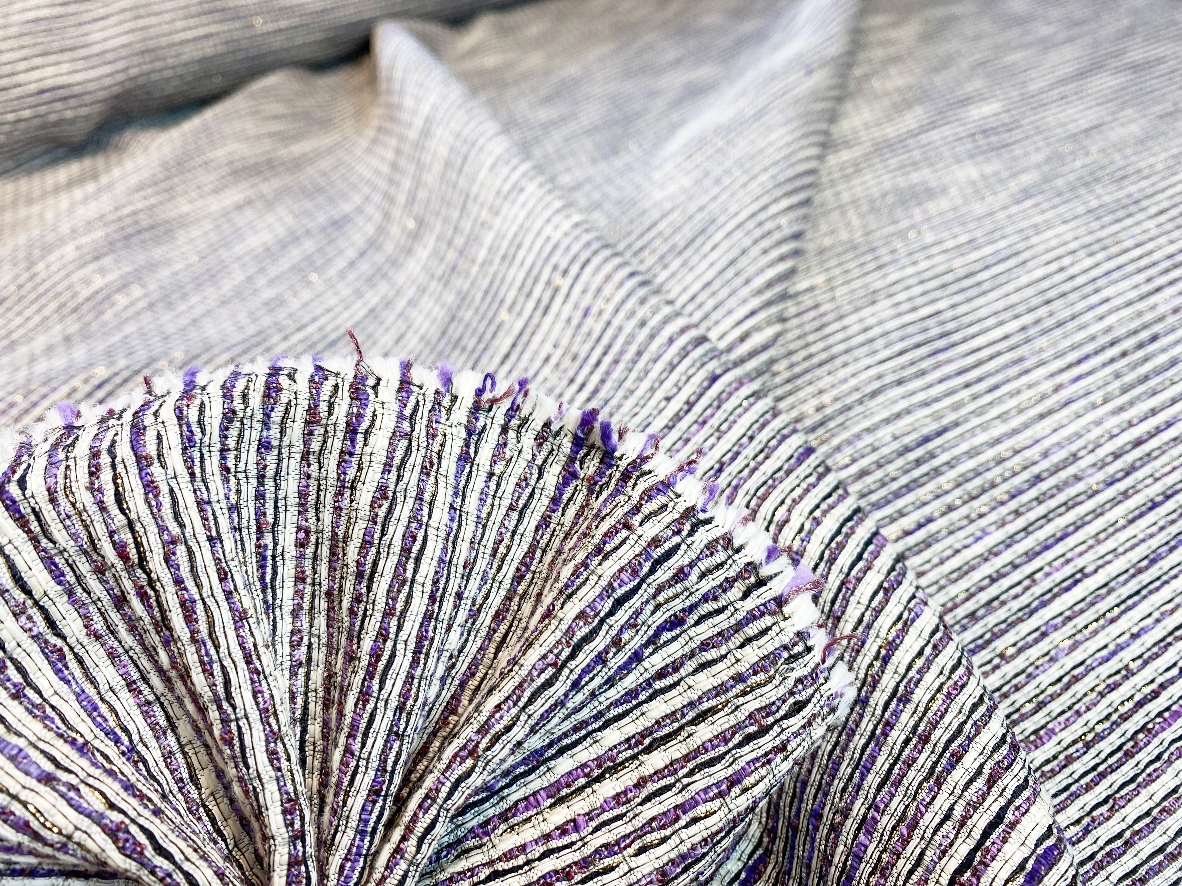 Kostümware grau-violett mit Goldfaden