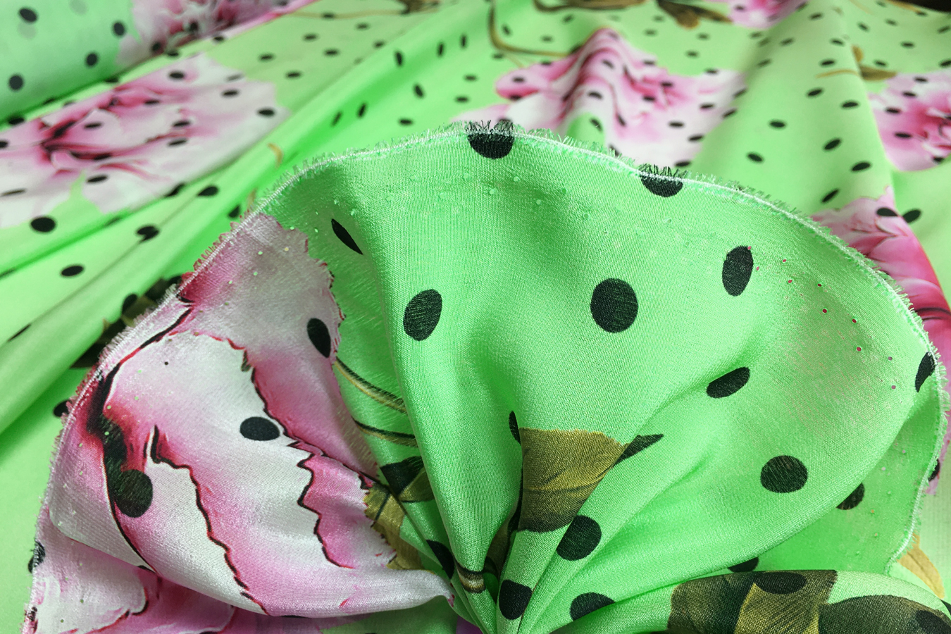 Crêpe de Chine - Nelken mit Punkten