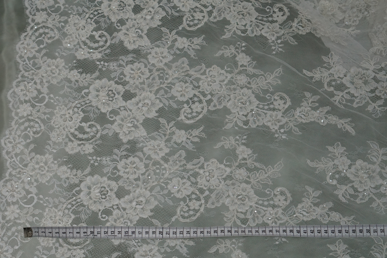 Bestickte Spitze - ecru