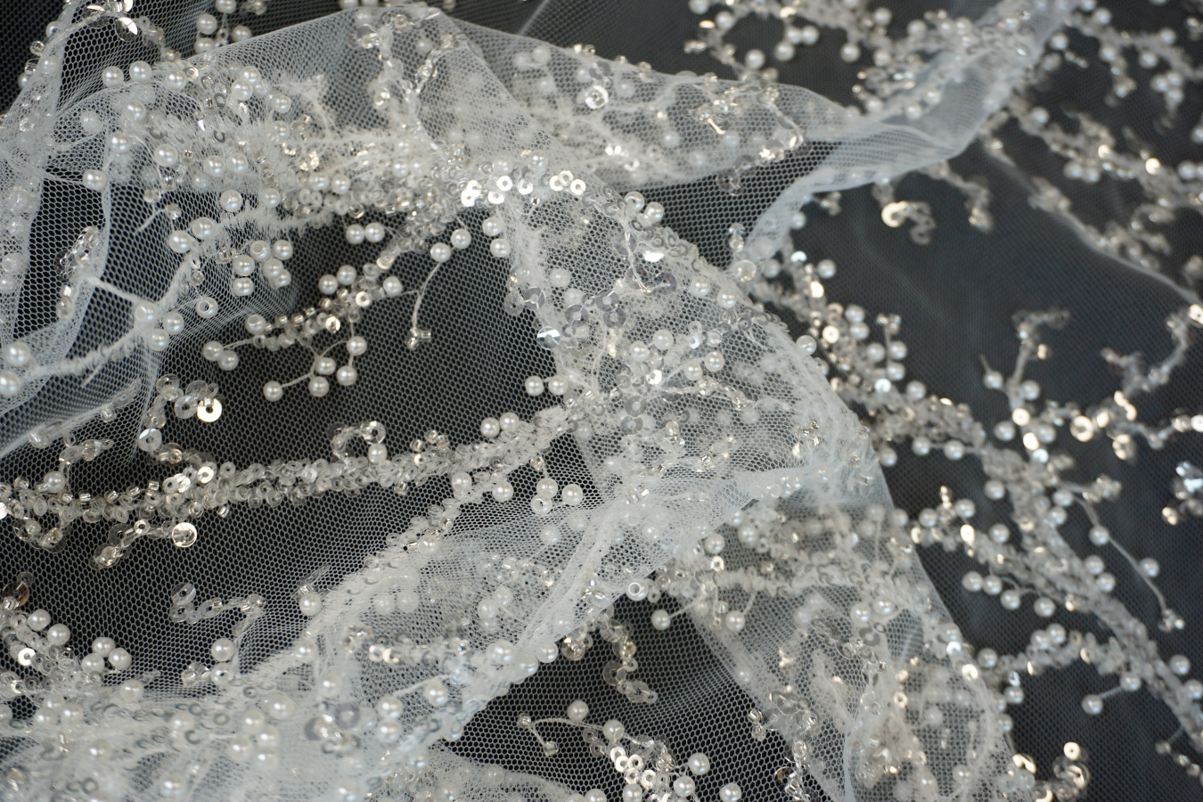 Bestickte Spitze - weiß