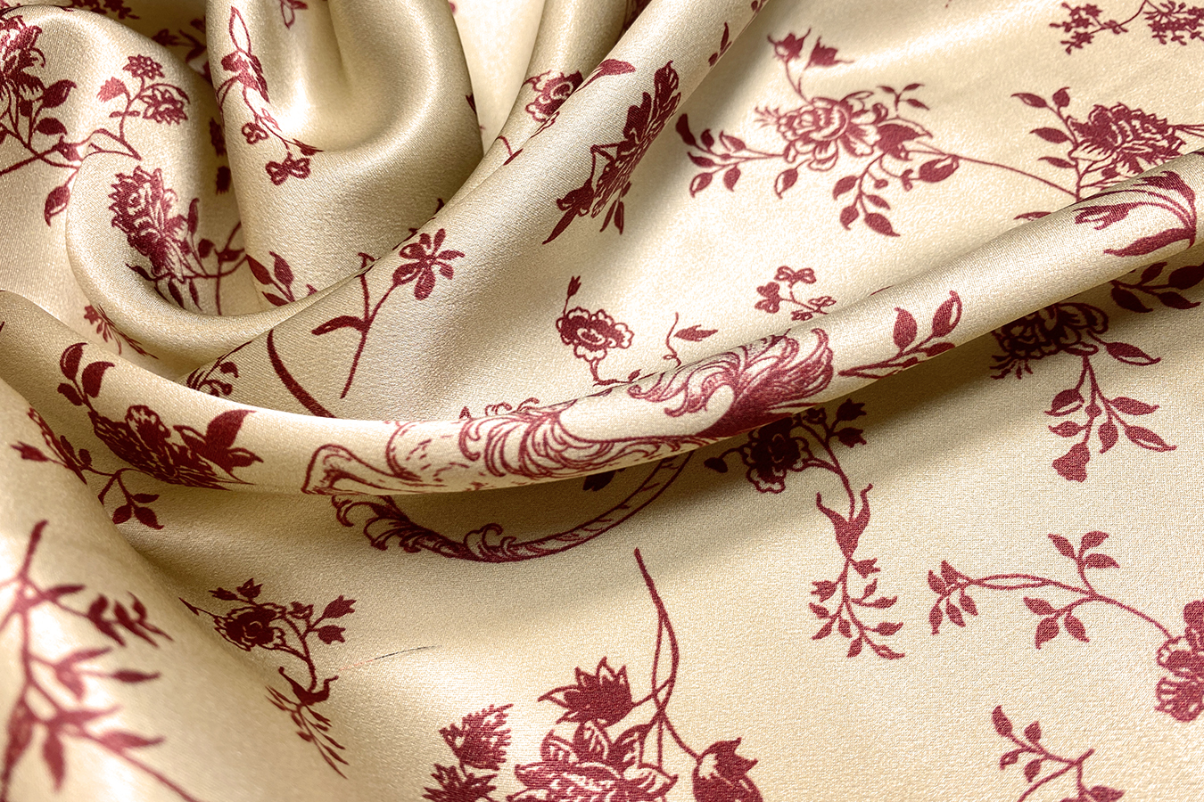 Seidensatin - Zeichnungen auf gold