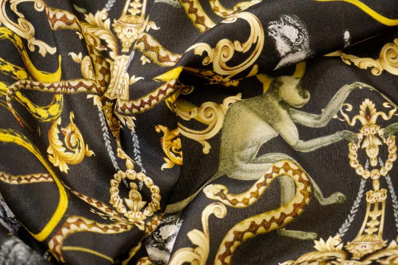 Seidencrêpe - Schlangen und Affen