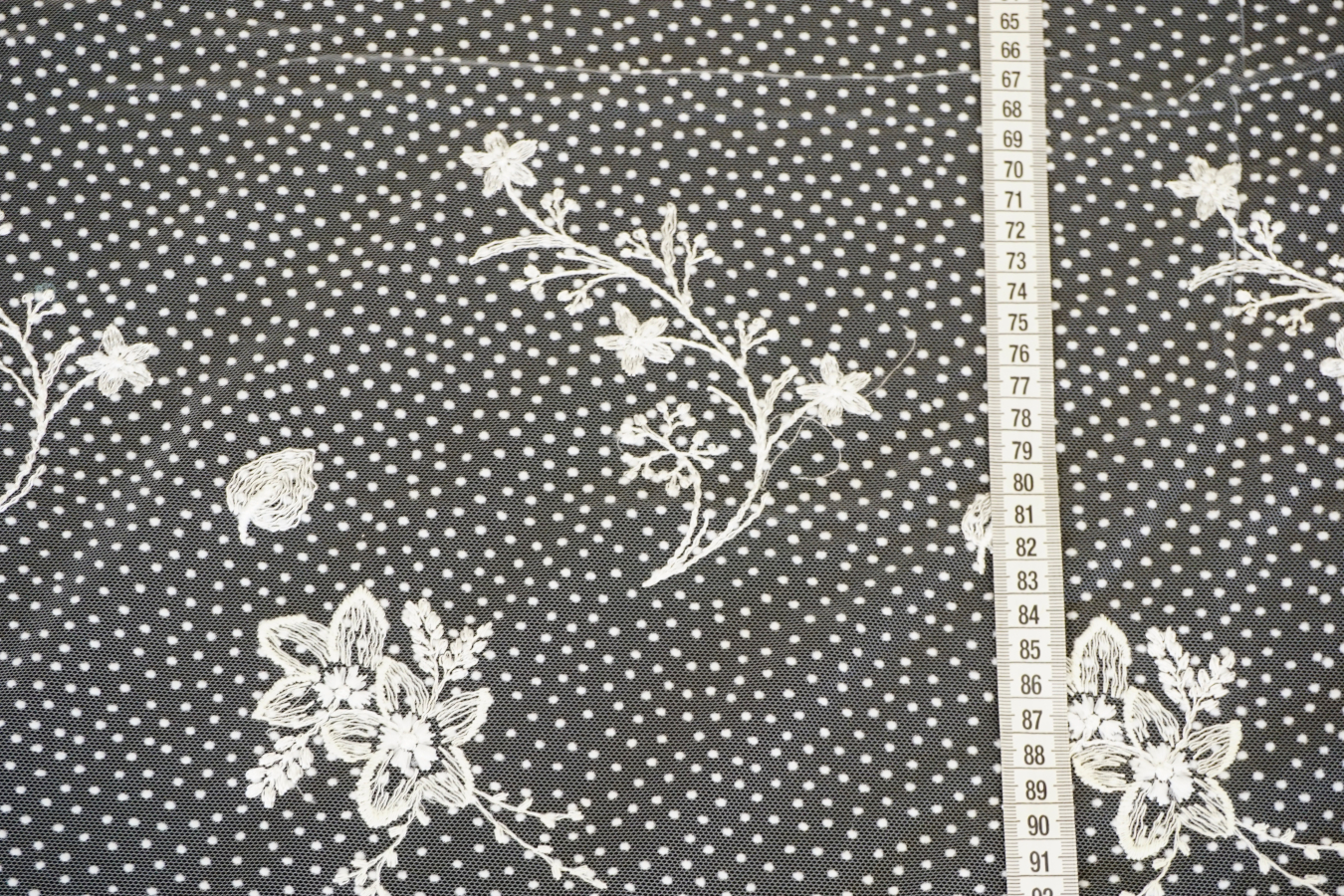 Französische Spitze - Blumen auf Pünktchentüll