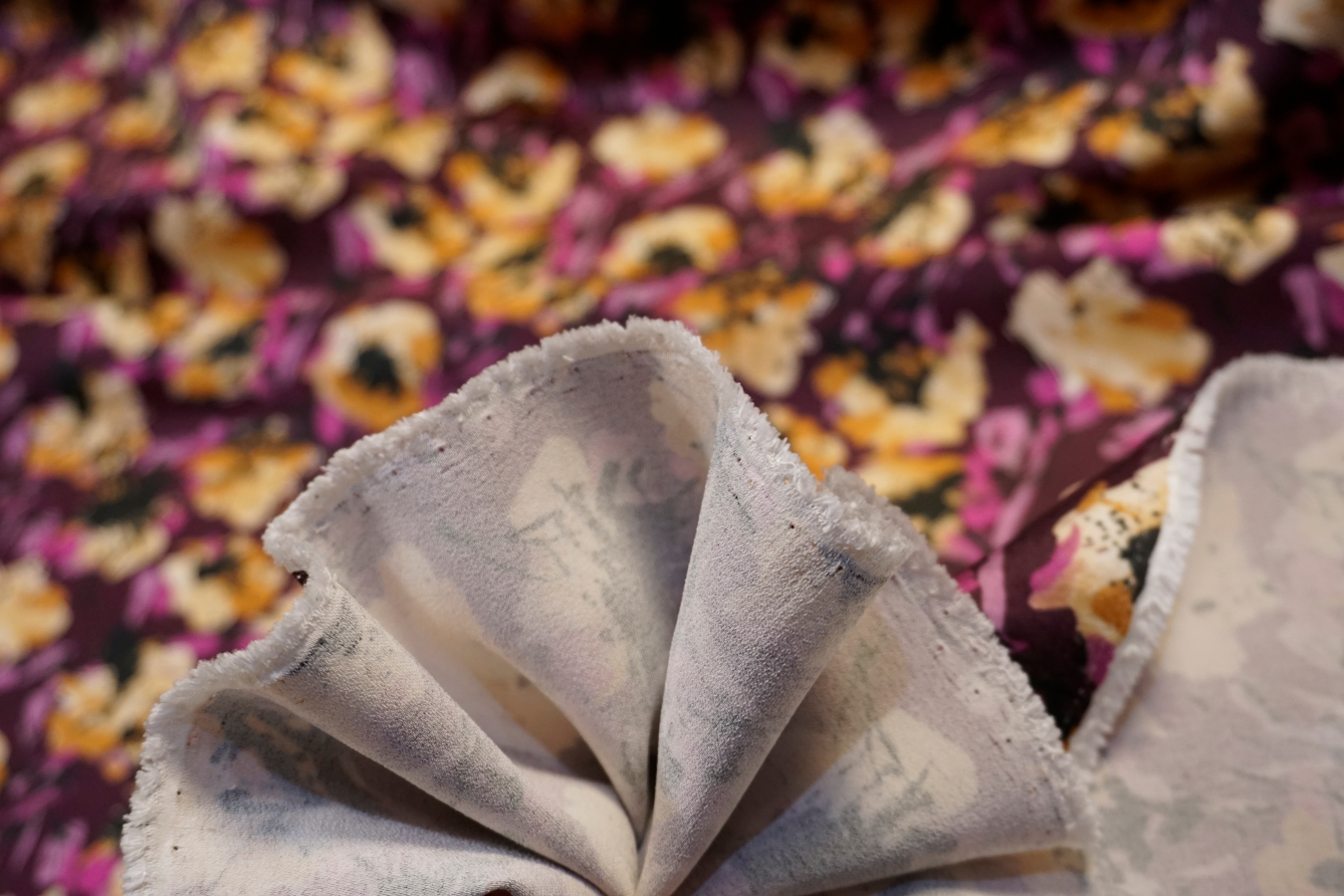 Seidensatin - gelbe Blüten auf lila