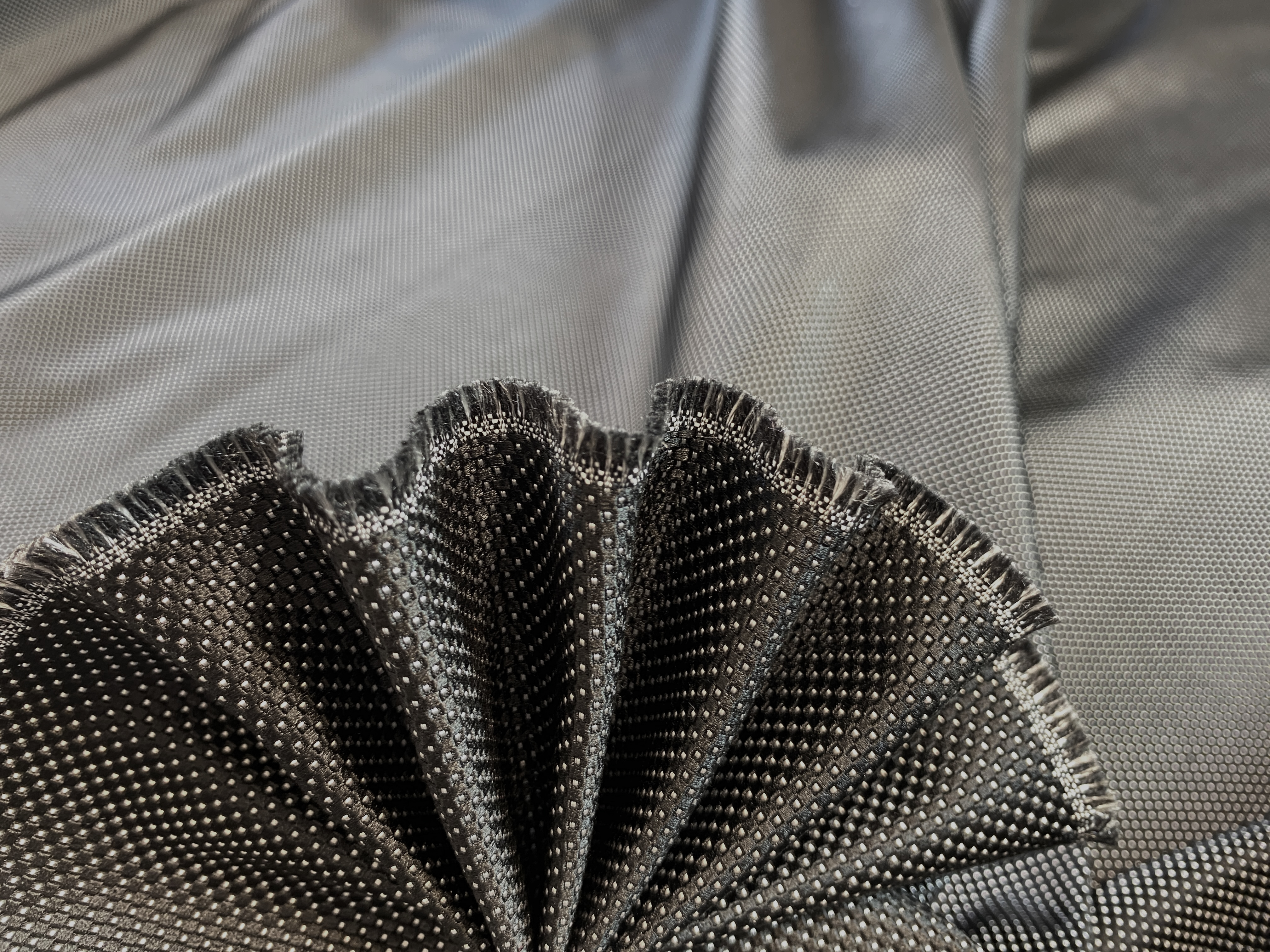 Kostümseide schwarz mit Minipunkten