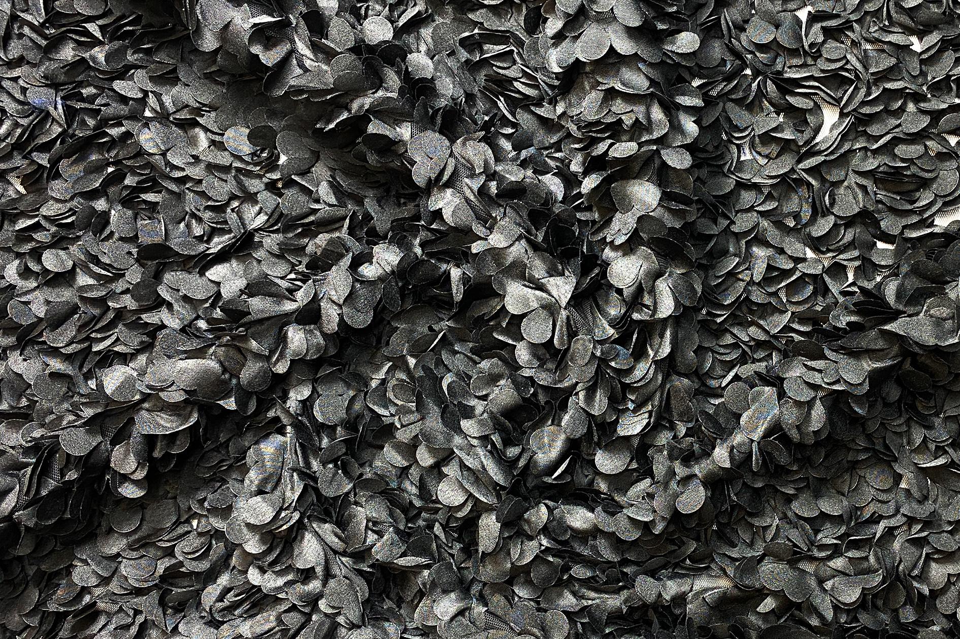 Schwarze Blumen auf Tüll