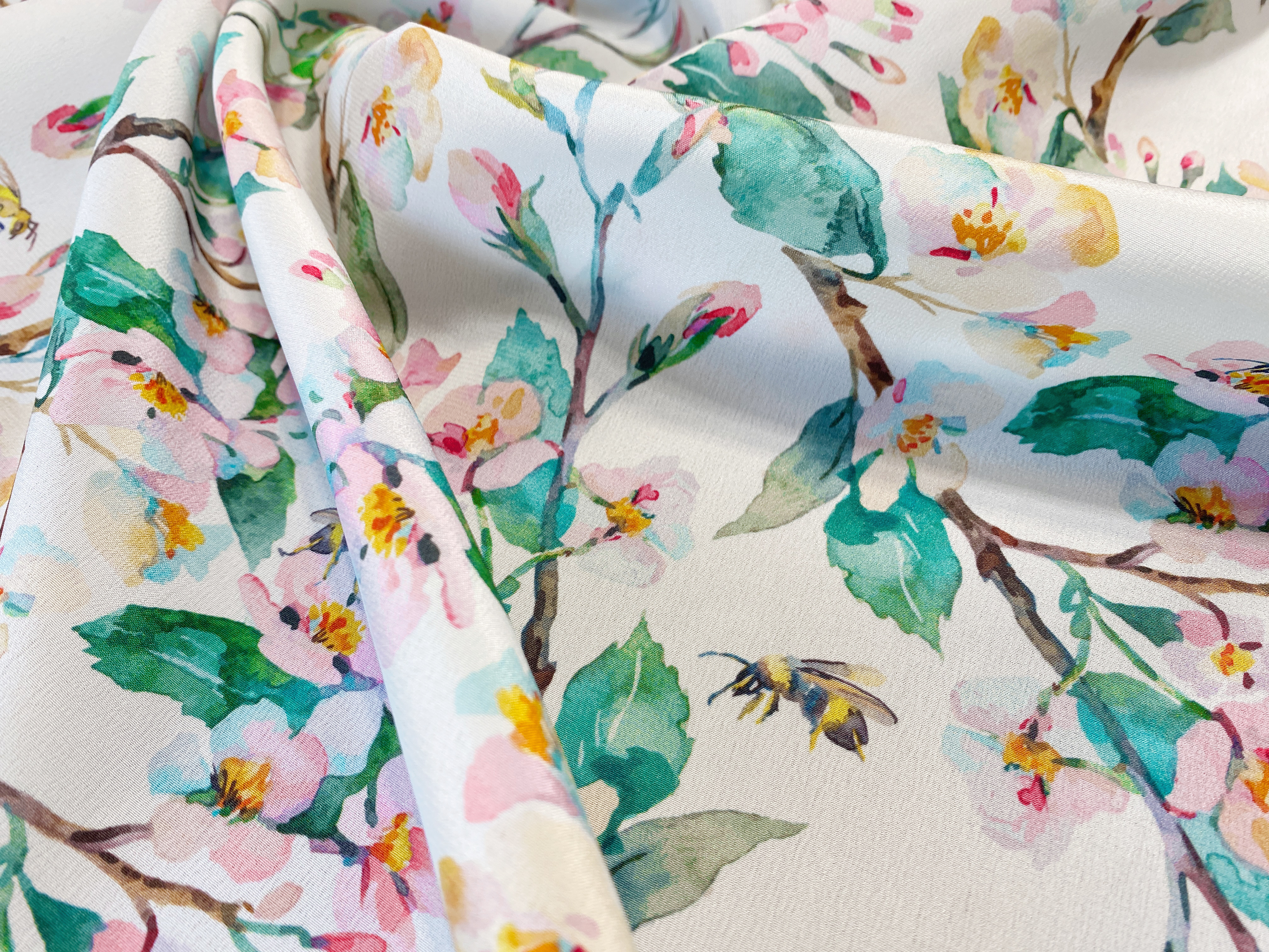 Seidencrepe mit Kirschblütenzweigen