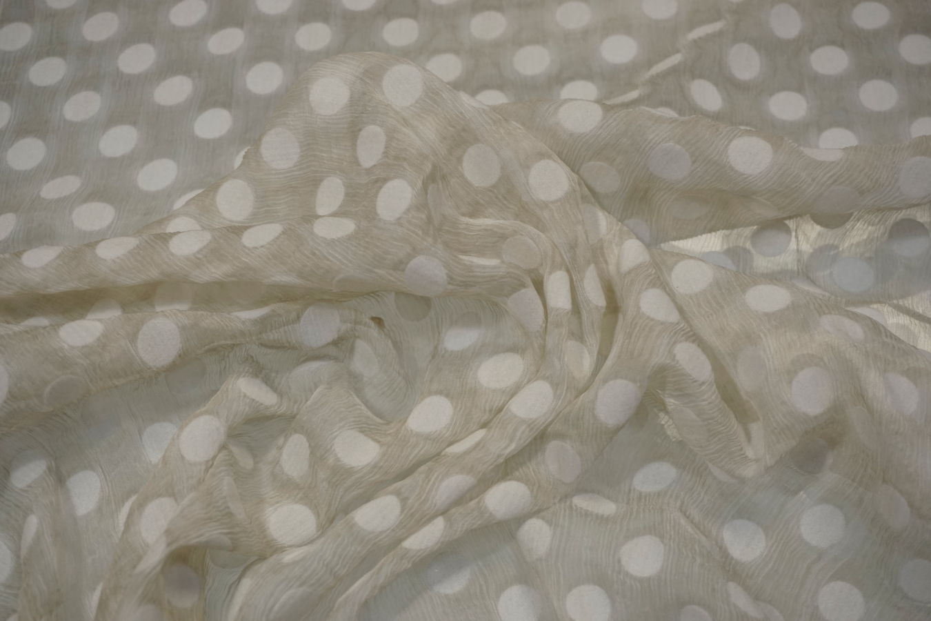 Seide mit Flockpunkten, hellgrün