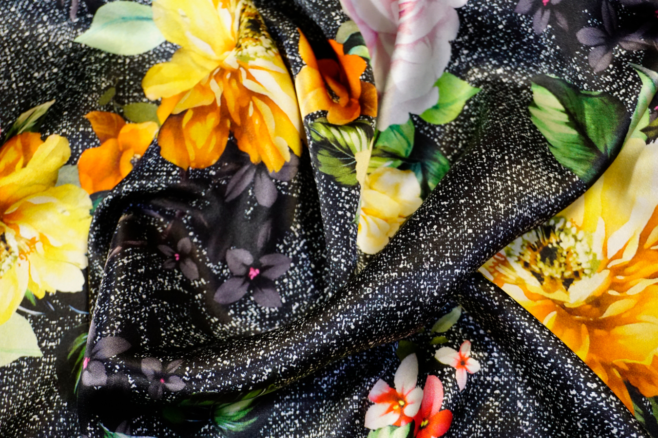 Seidensatin - Blumen auf schwarz/weiß