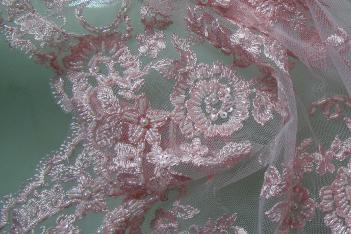 Spitze mit Perlen und Pailletten