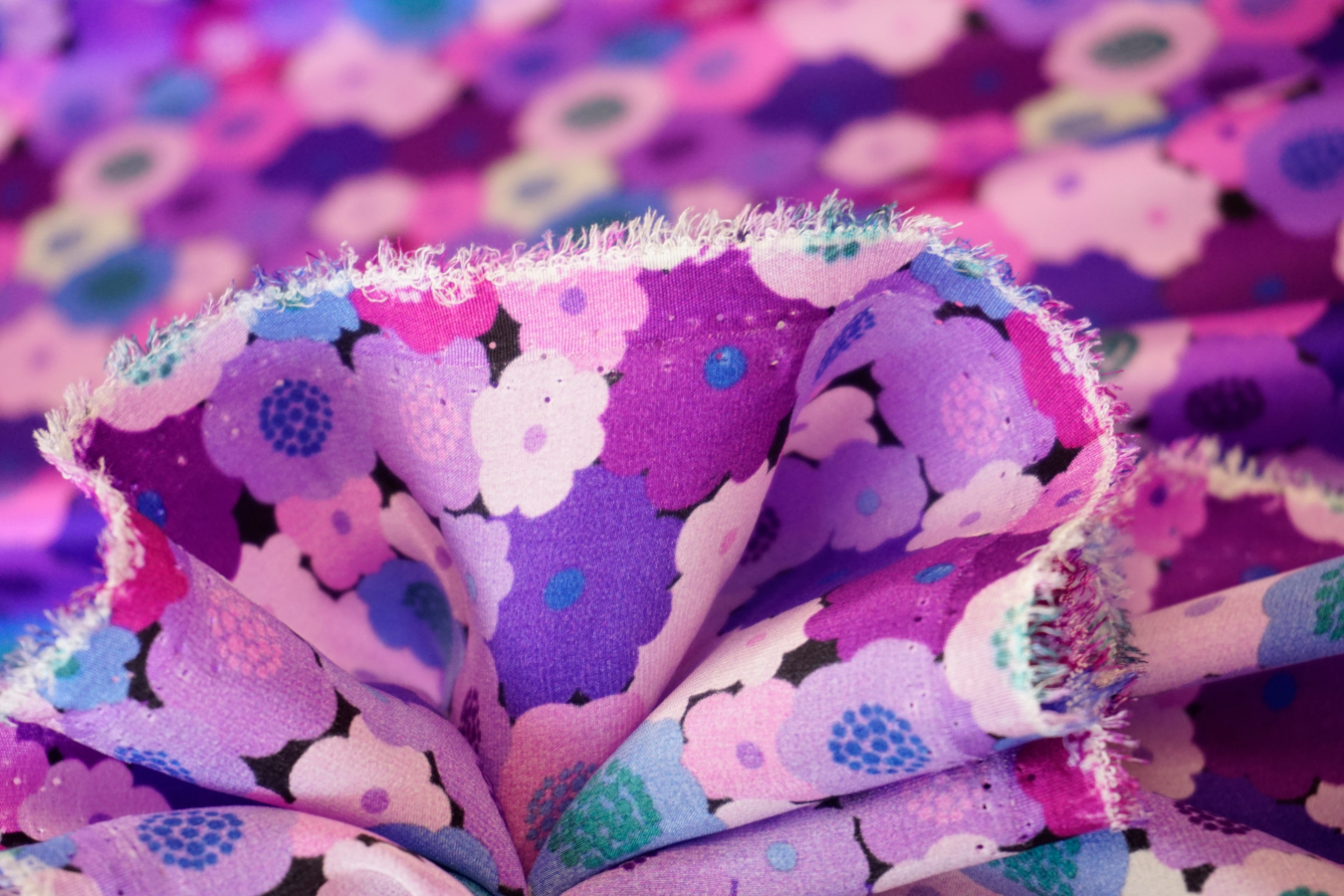 Seidensatin  Pop-Art-Blumen