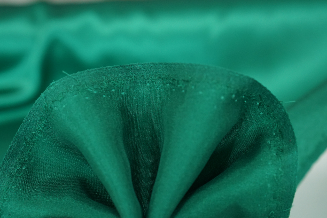 elastischer Satin tannengrün