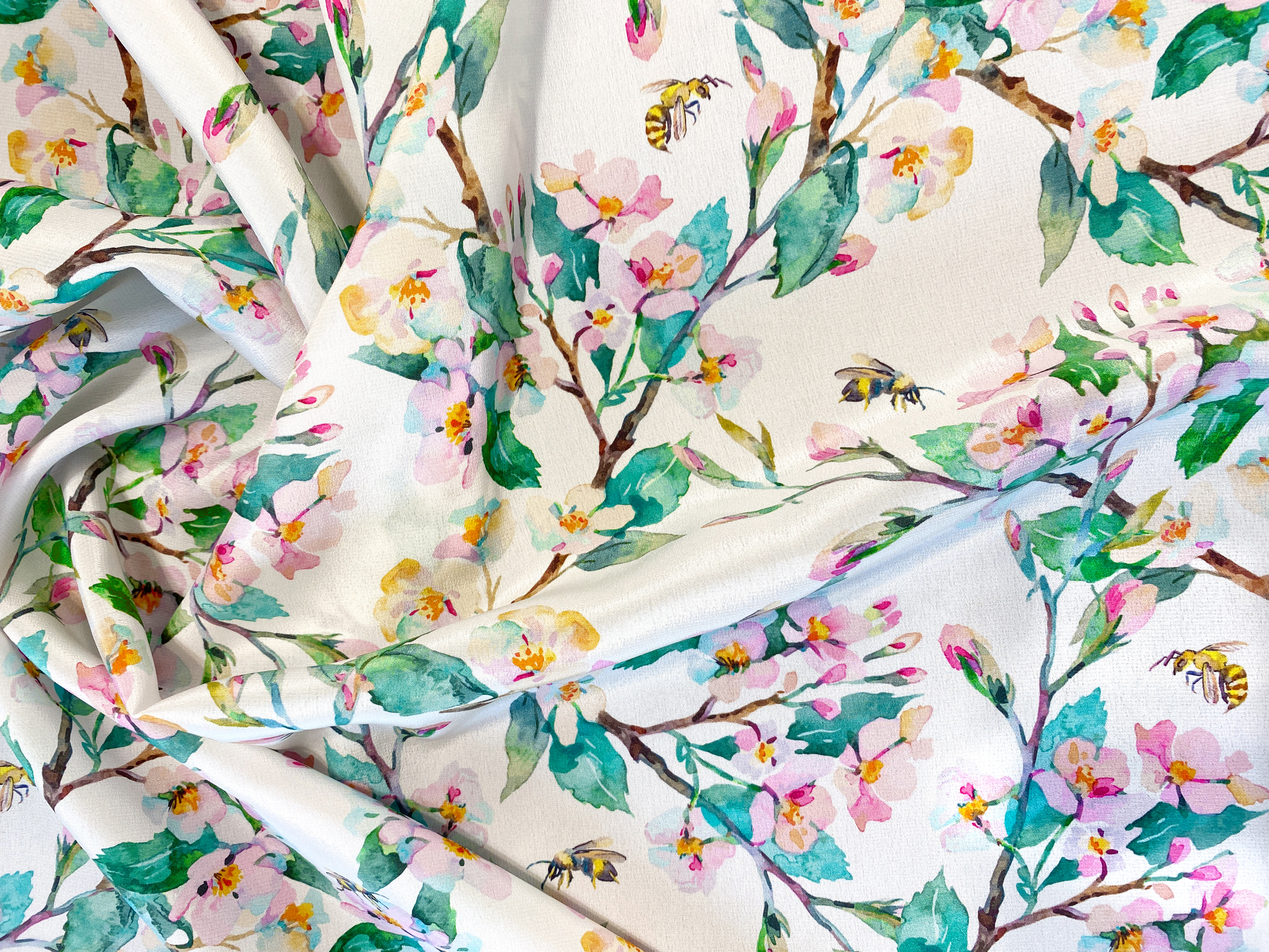 Seidencrepe mit Kirschblütenzweigen