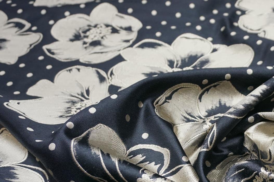 Seide - floral mit Punkten