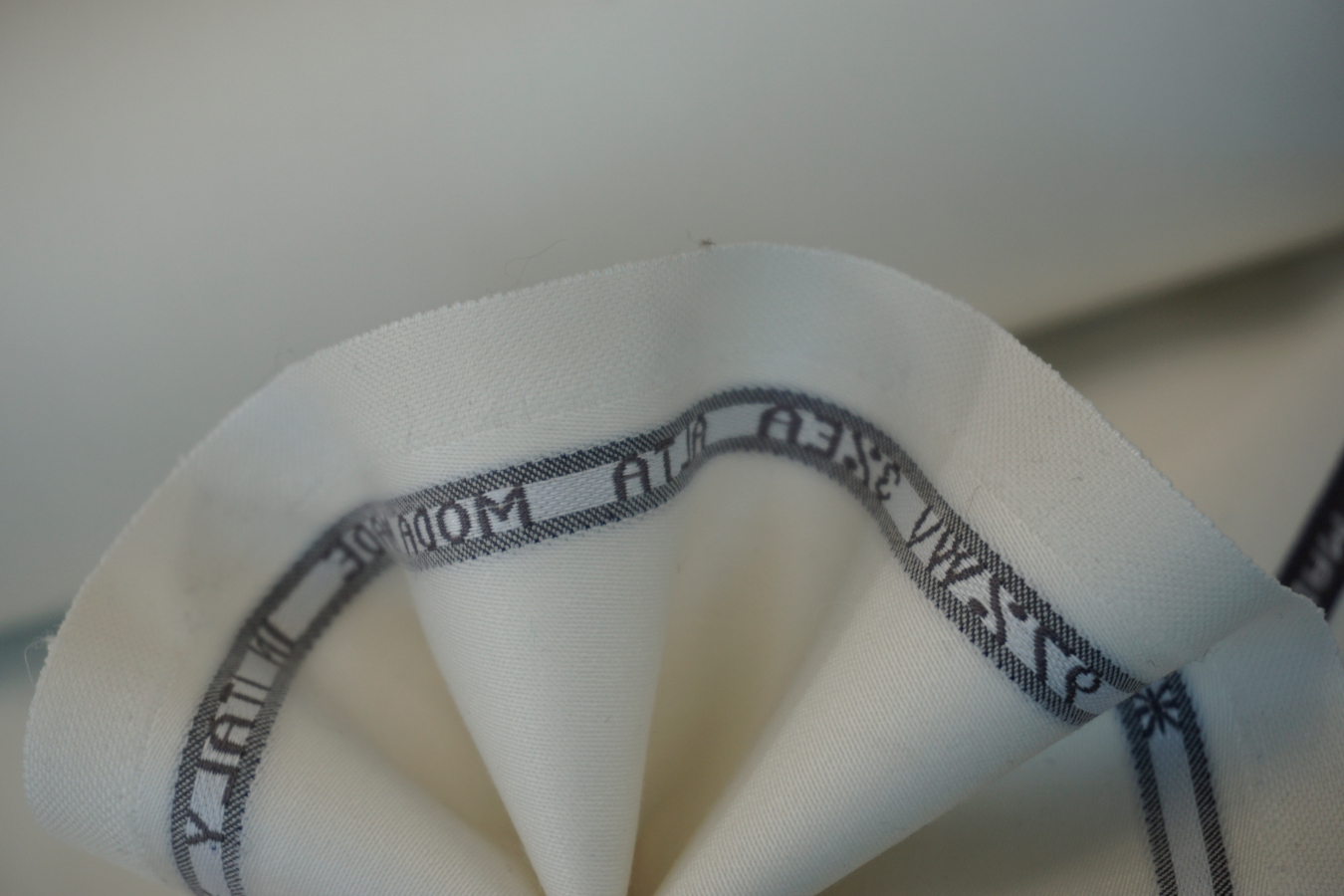 Satinierter Schurwollstretch - ecru