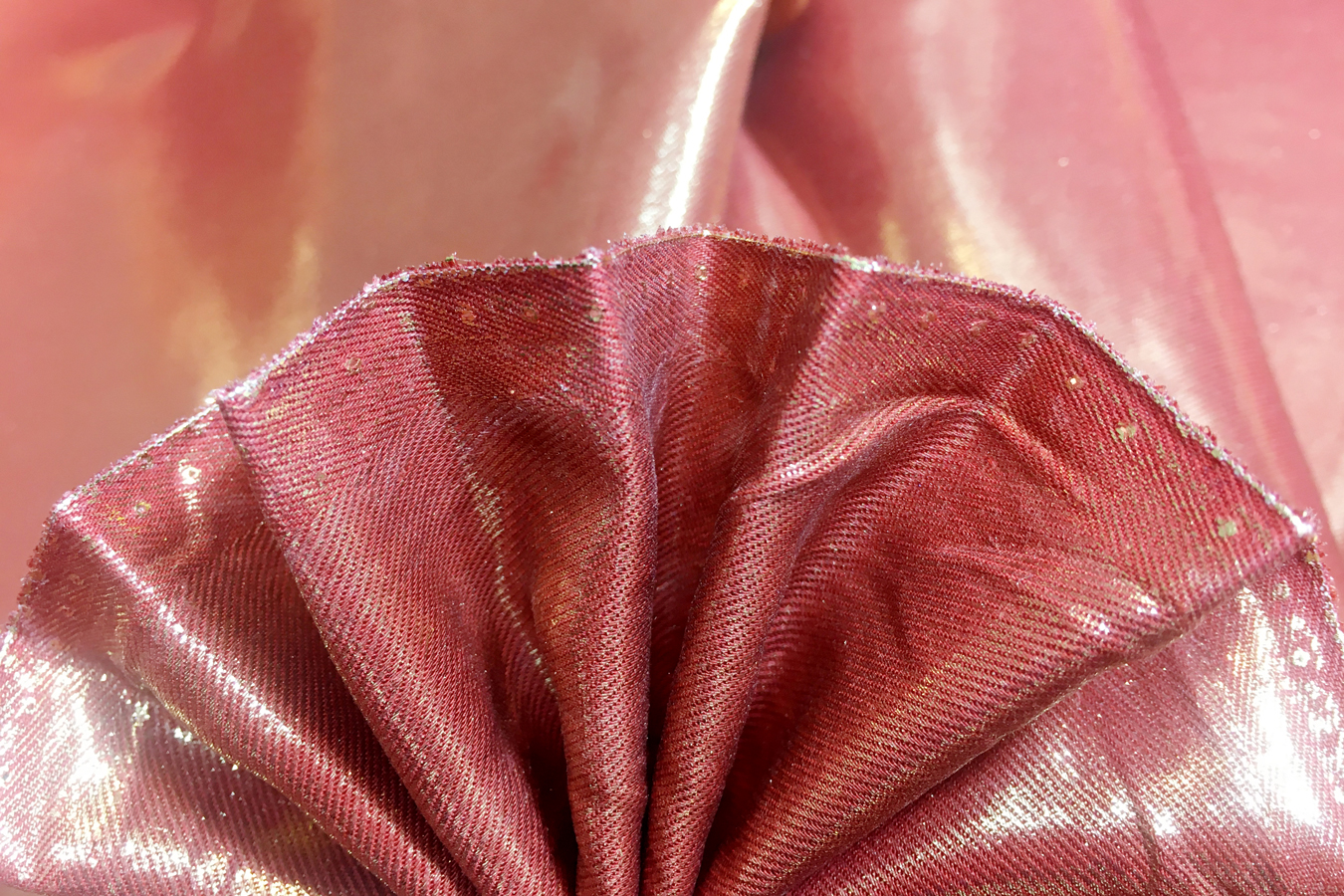 Viskose - Goldglanz auf rot