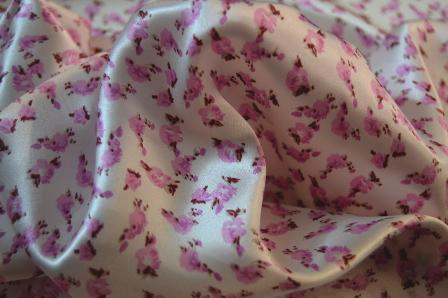 Satin - kleine Röschen auf weiß