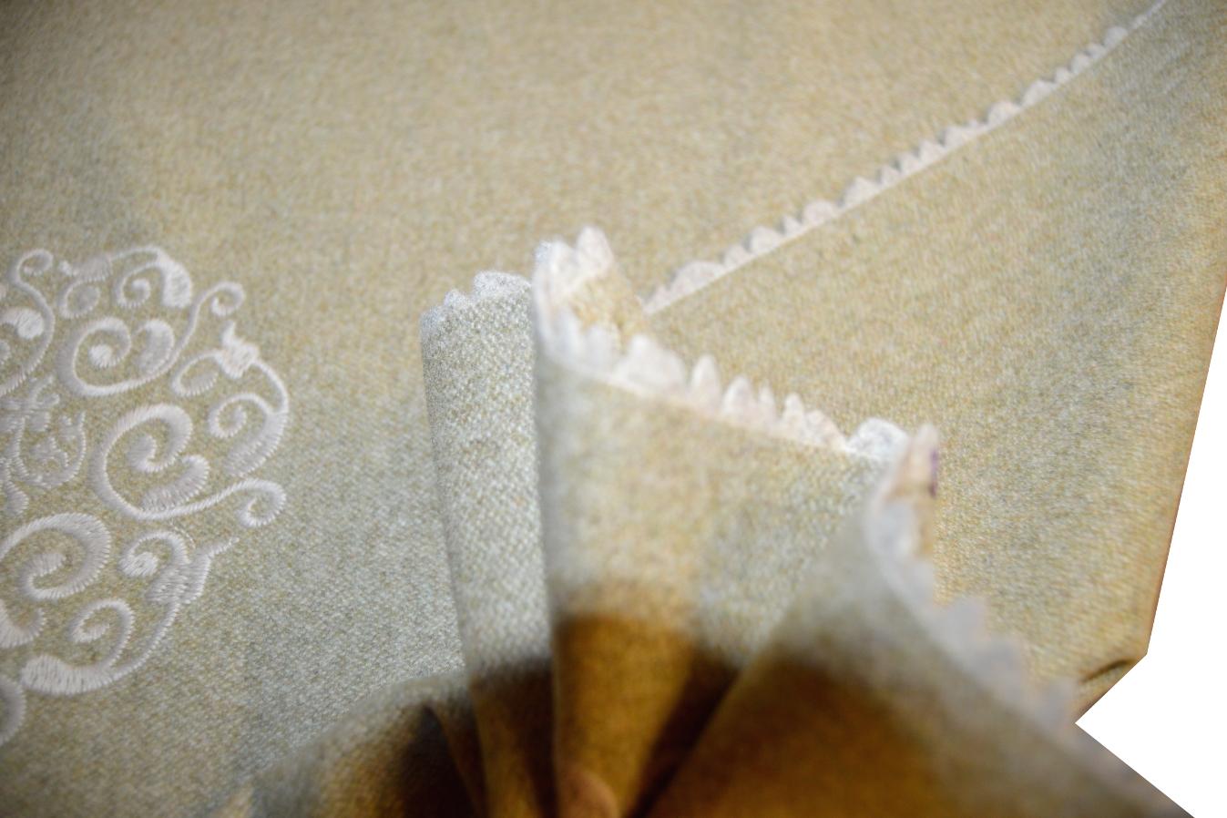 Bestickte Schurwolle