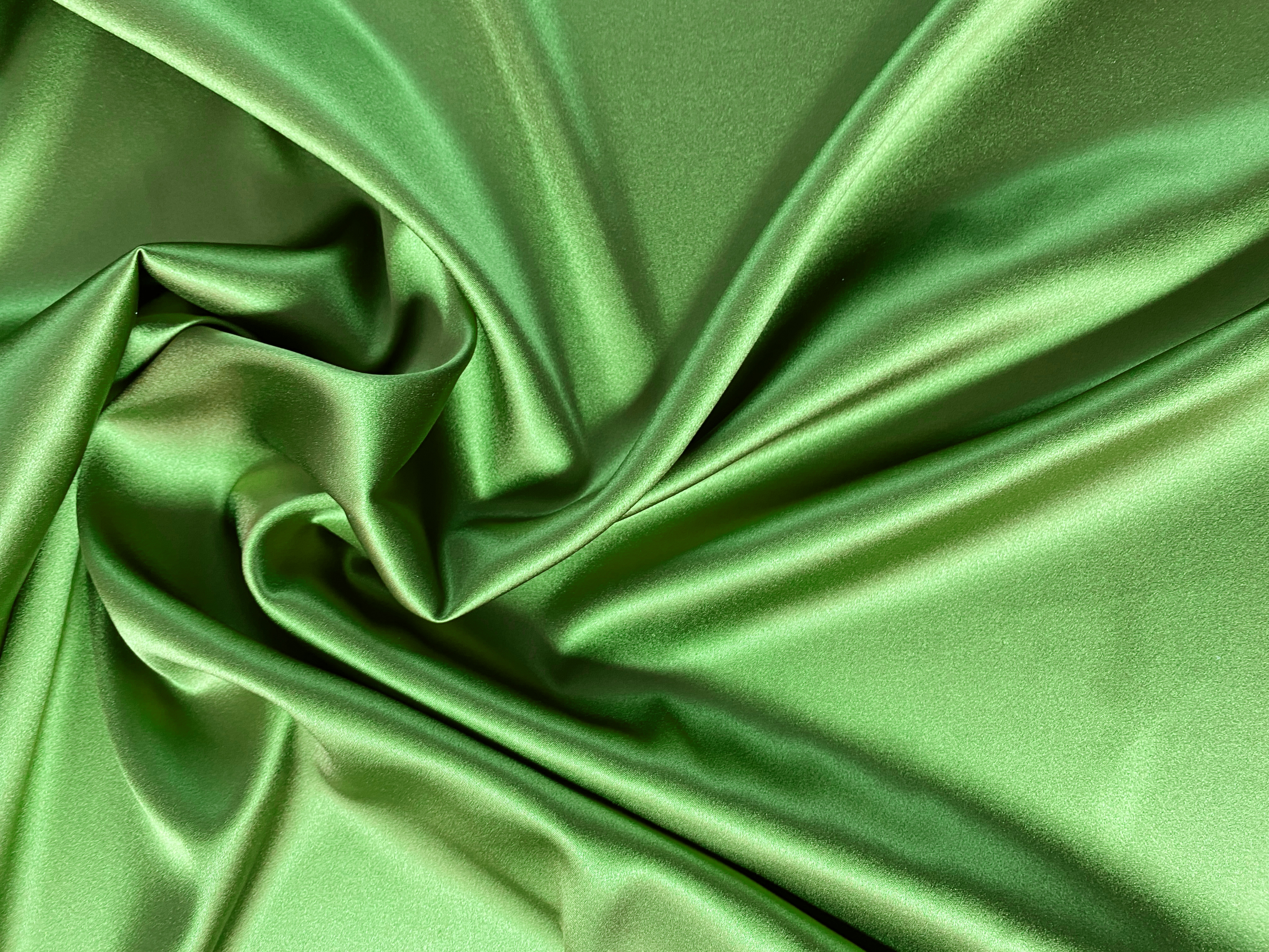elastischer Satin grün