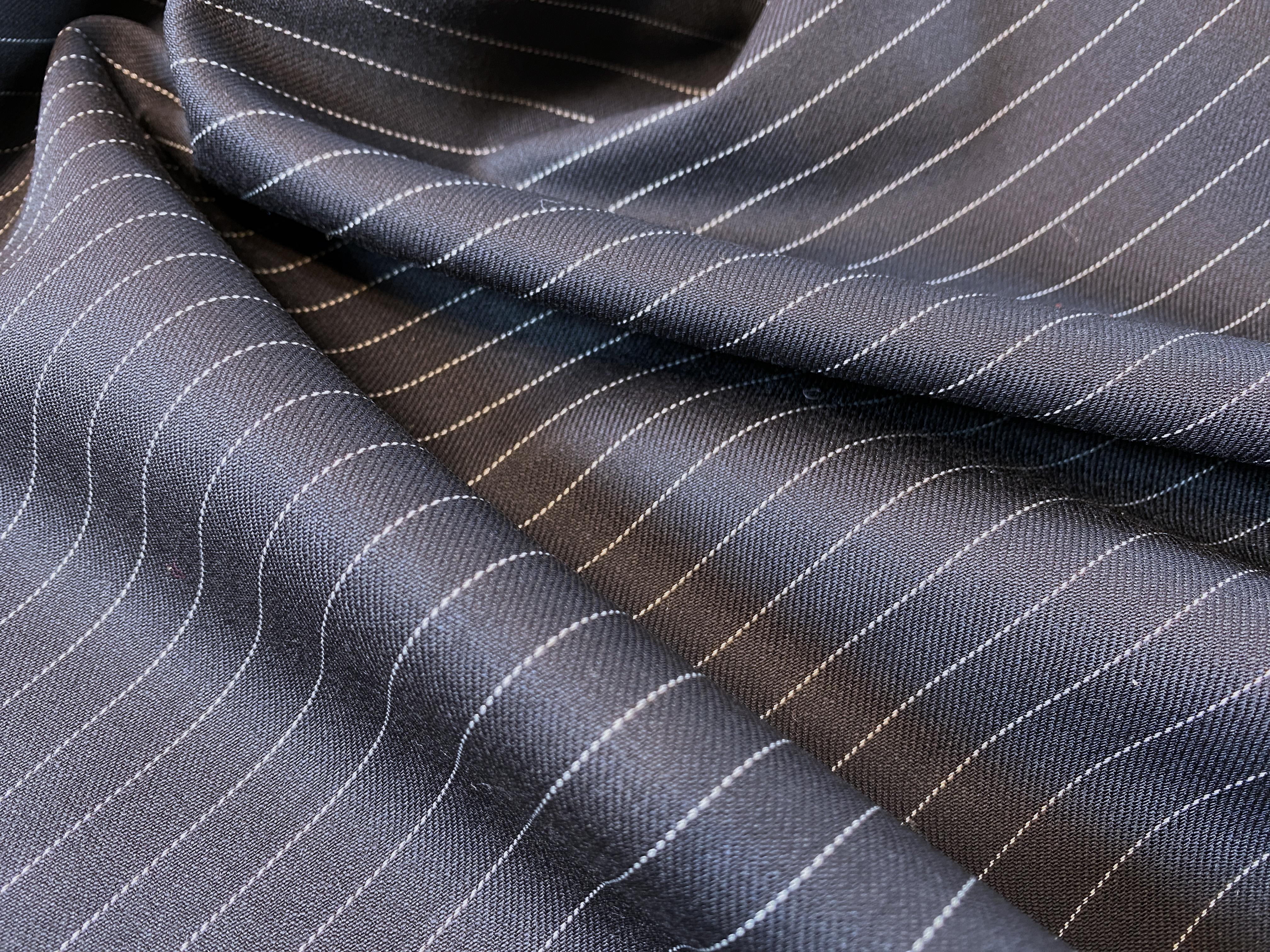 klassischer Nadelstreifen in dunkelblau-weiß