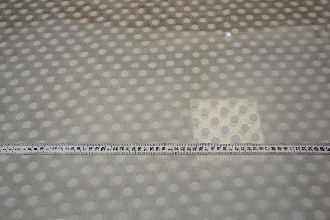 Seide mit Flockpunkten, hellgrün