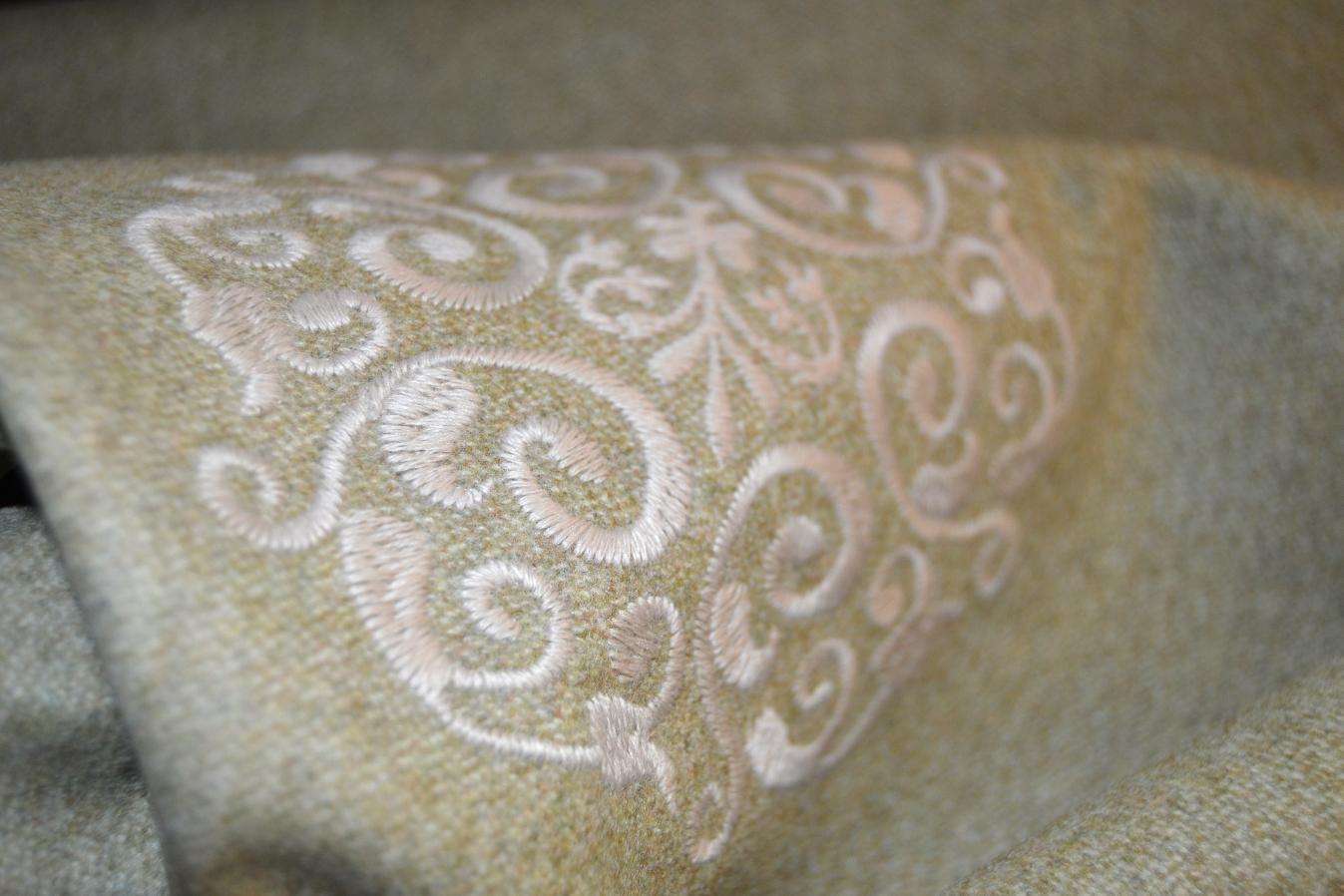 Bestickte Schurwolle