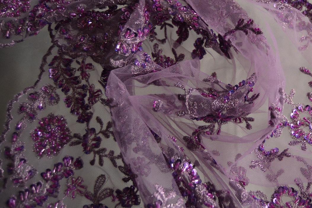 Bestickter Tüll mit Perlen und Pailletten
