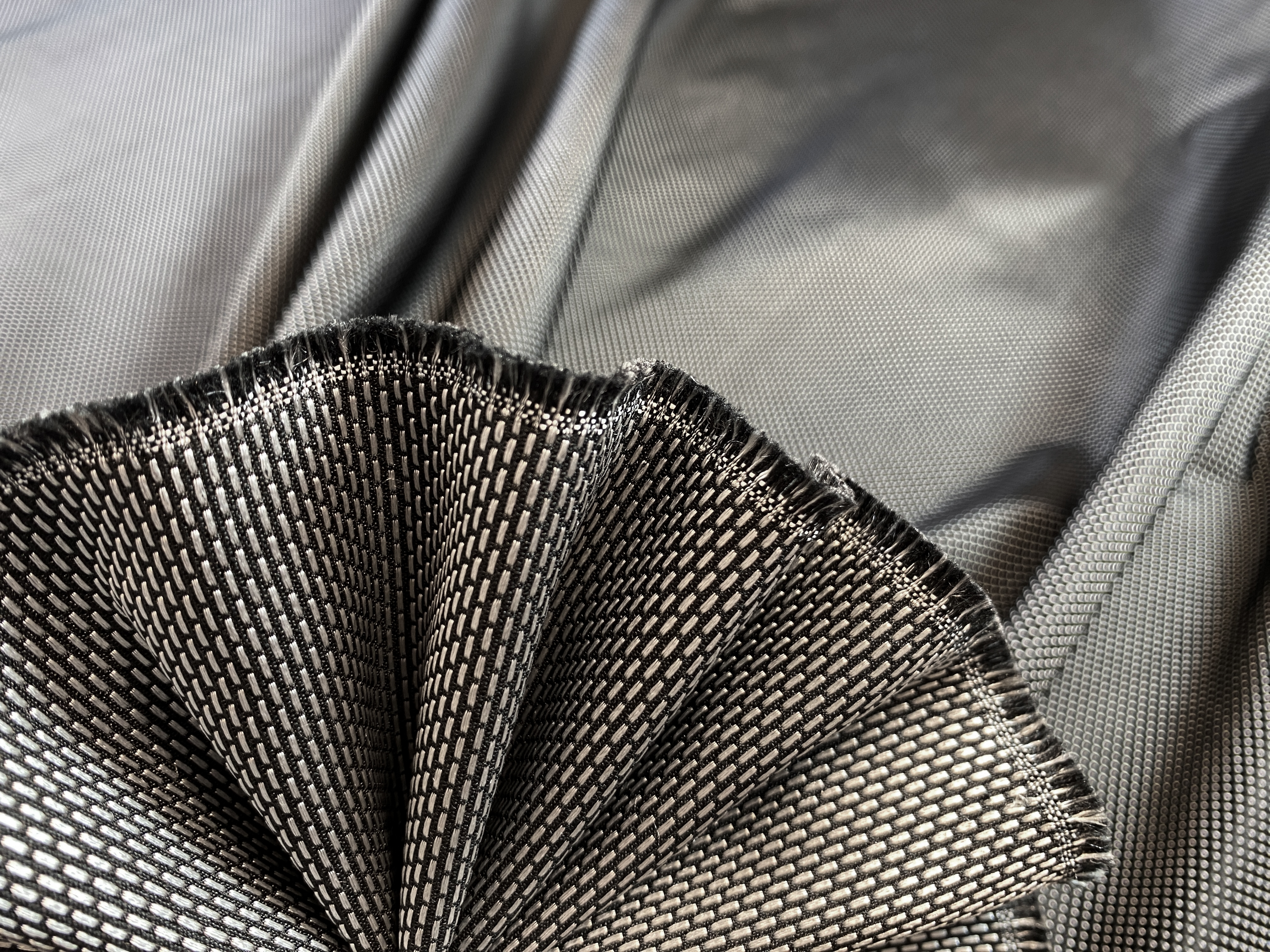 Kostümseide schwarz mit Minipunkten