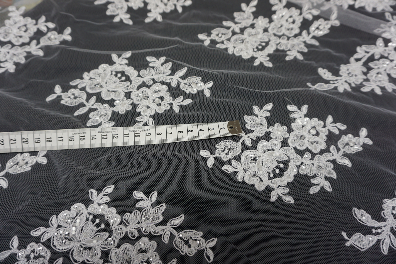 Bestickte Spitze - weiß