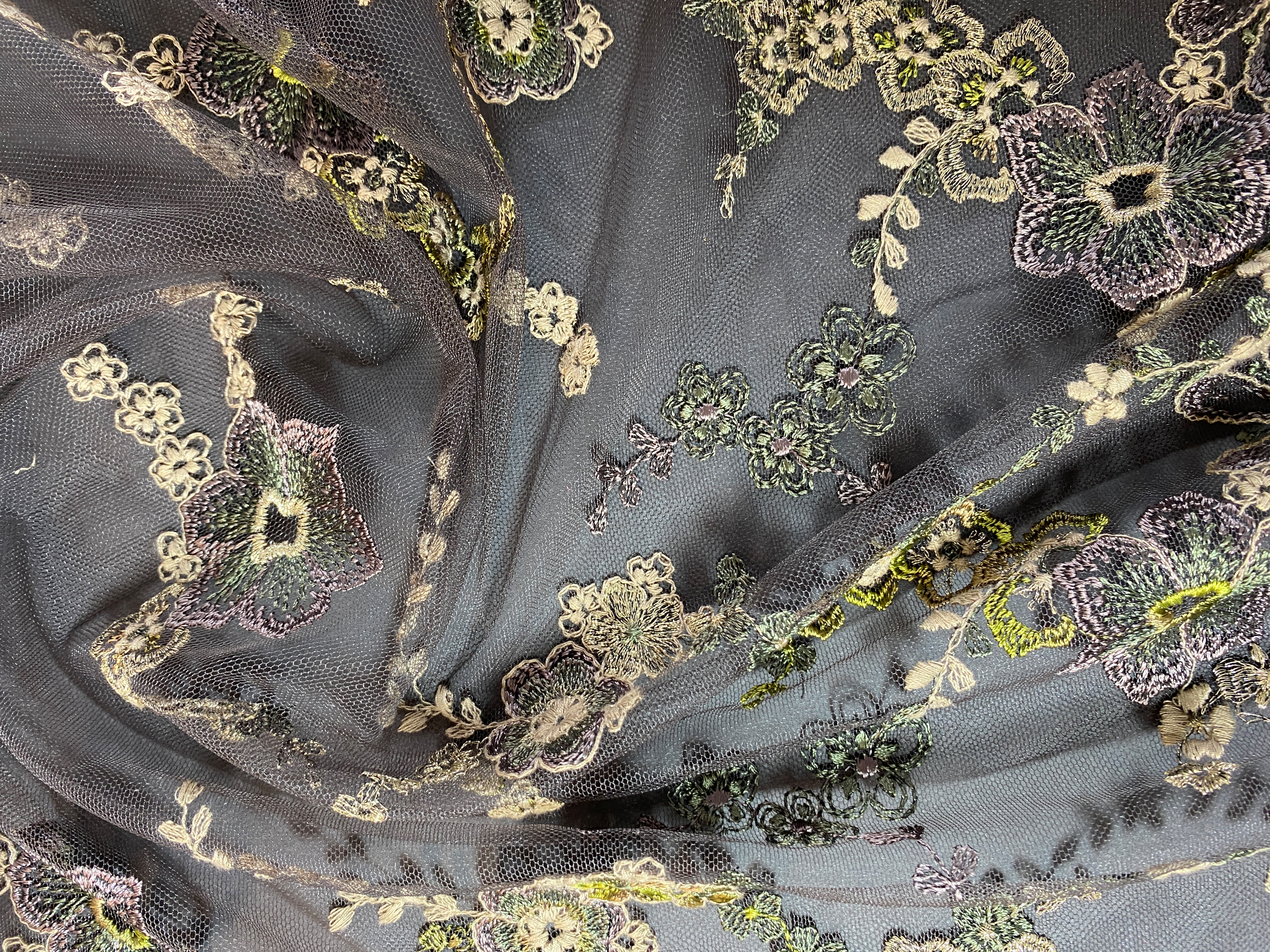 Bordürenspitze mit Blütenstickerei