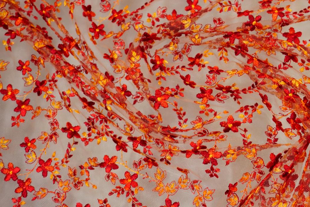 Bestickter Tüll - Rottöne