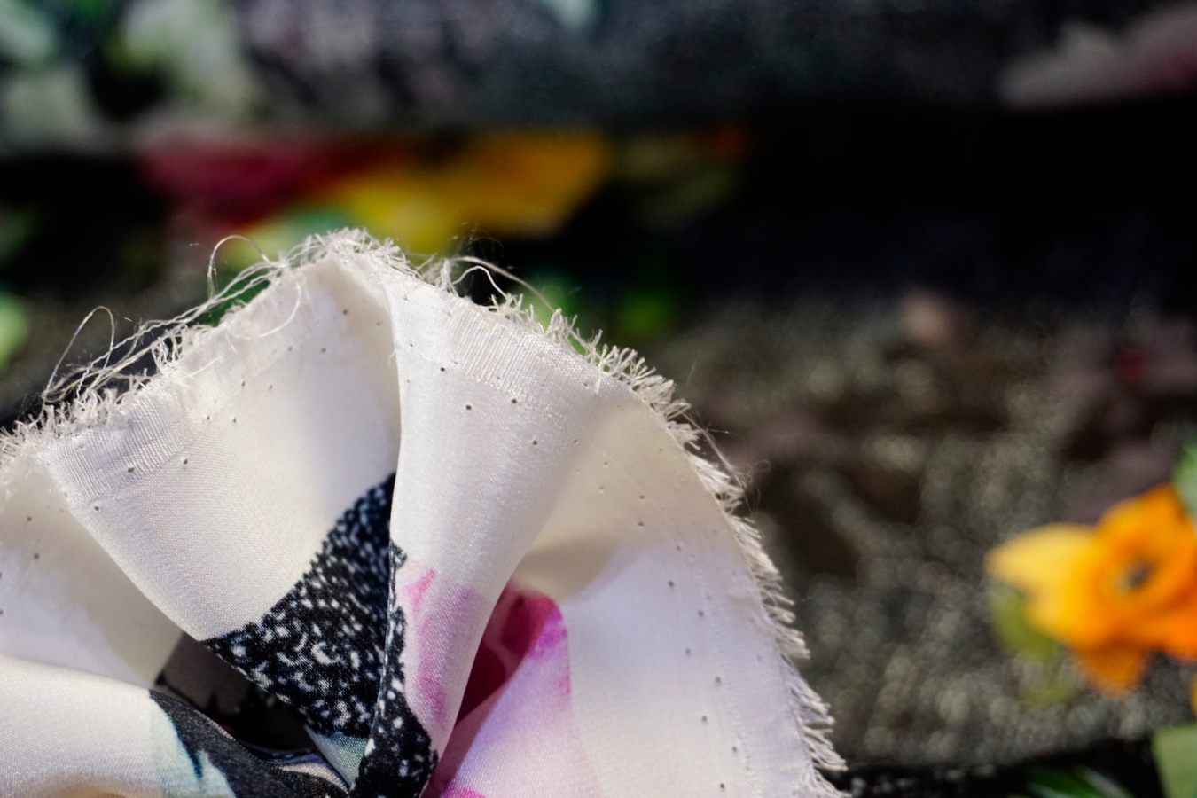 Seidensatin - Blumen auf schwarz/weiß