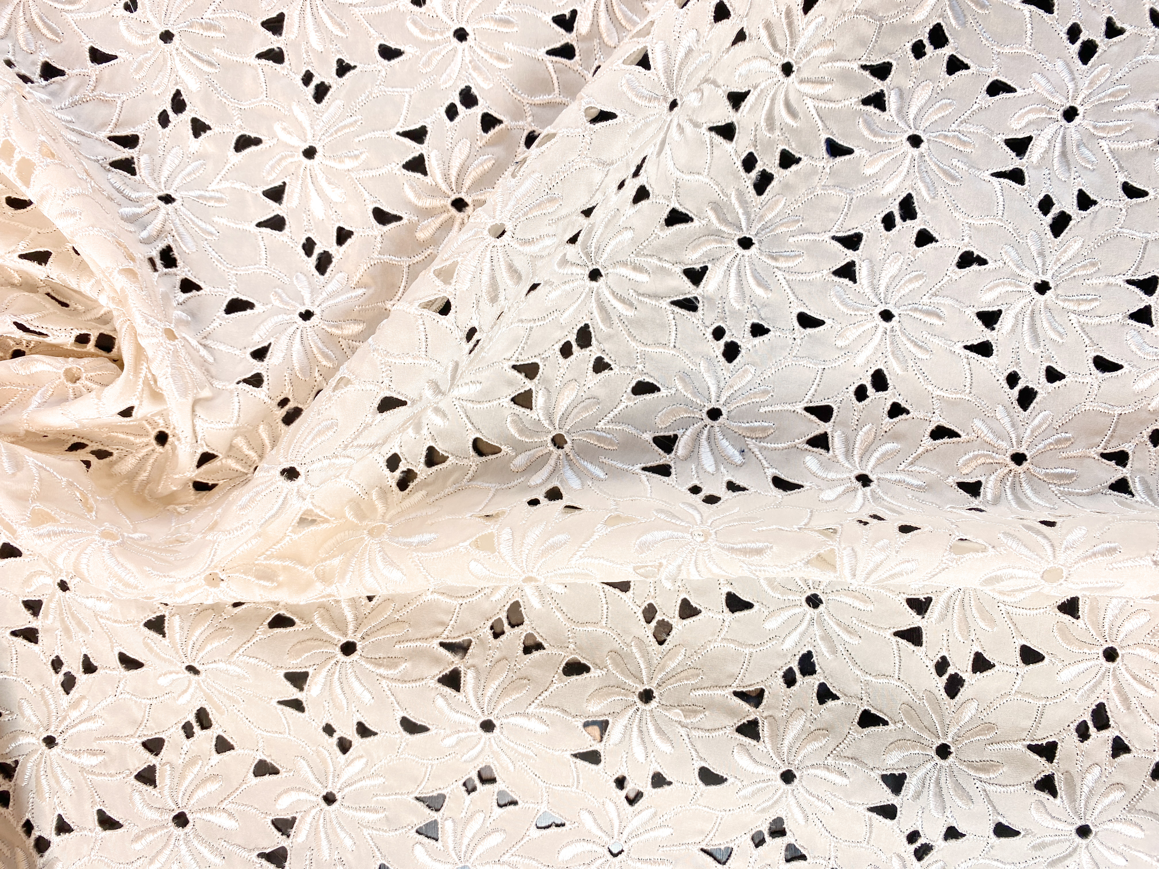 Madeirastickerei auf feinem Crepe