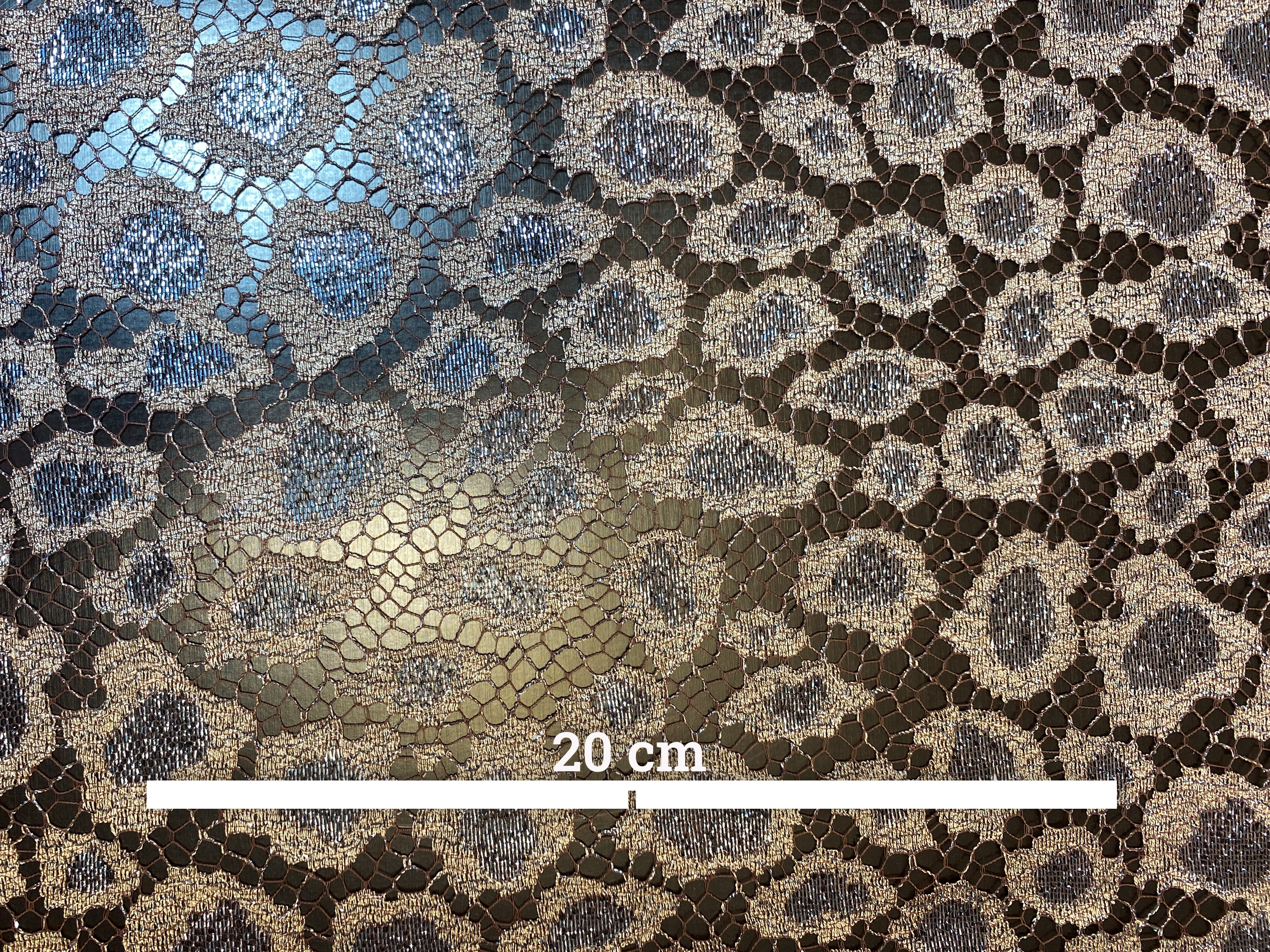 Spitze mit metallic Leomuster