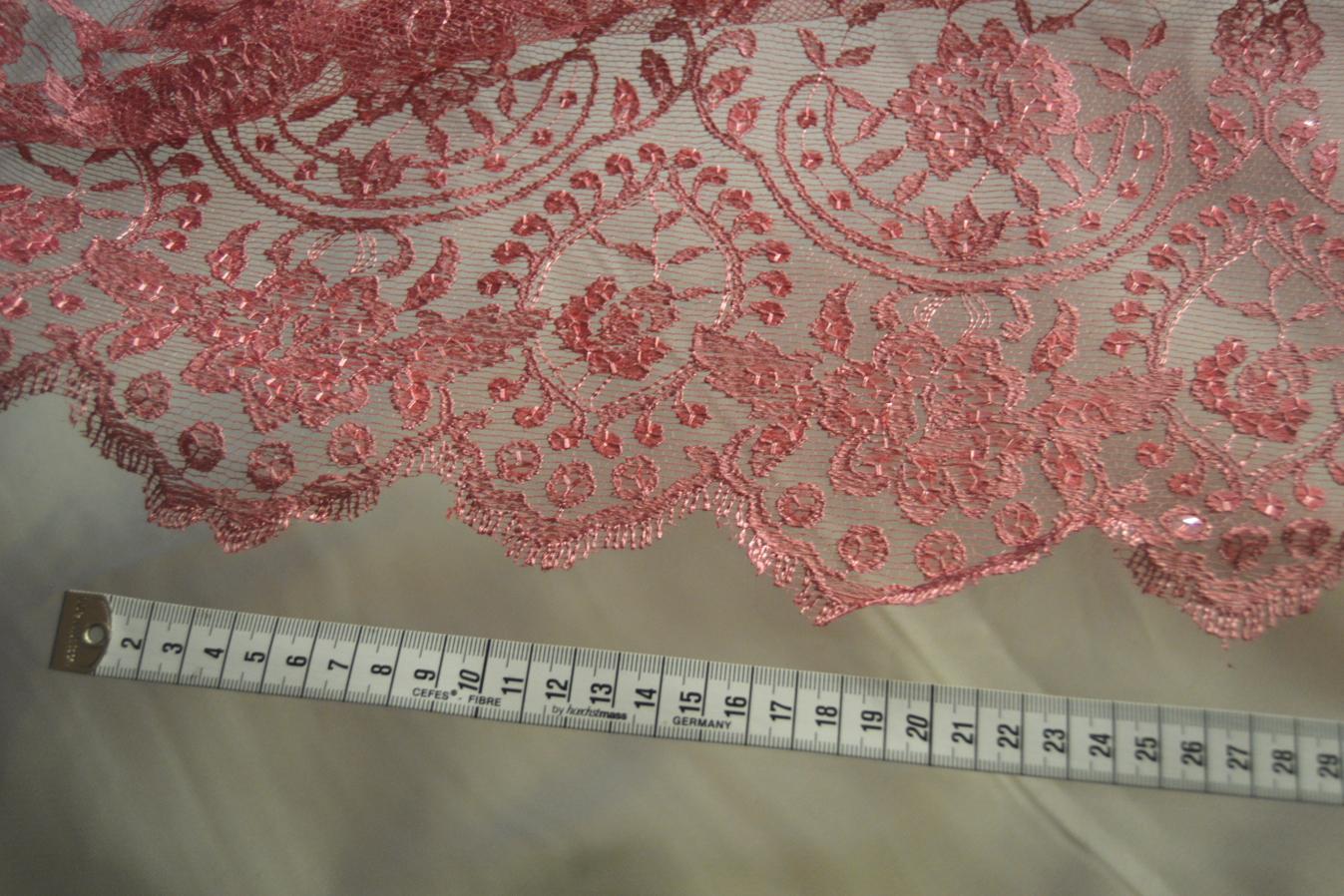 Spitze mit transparenten Pailletten