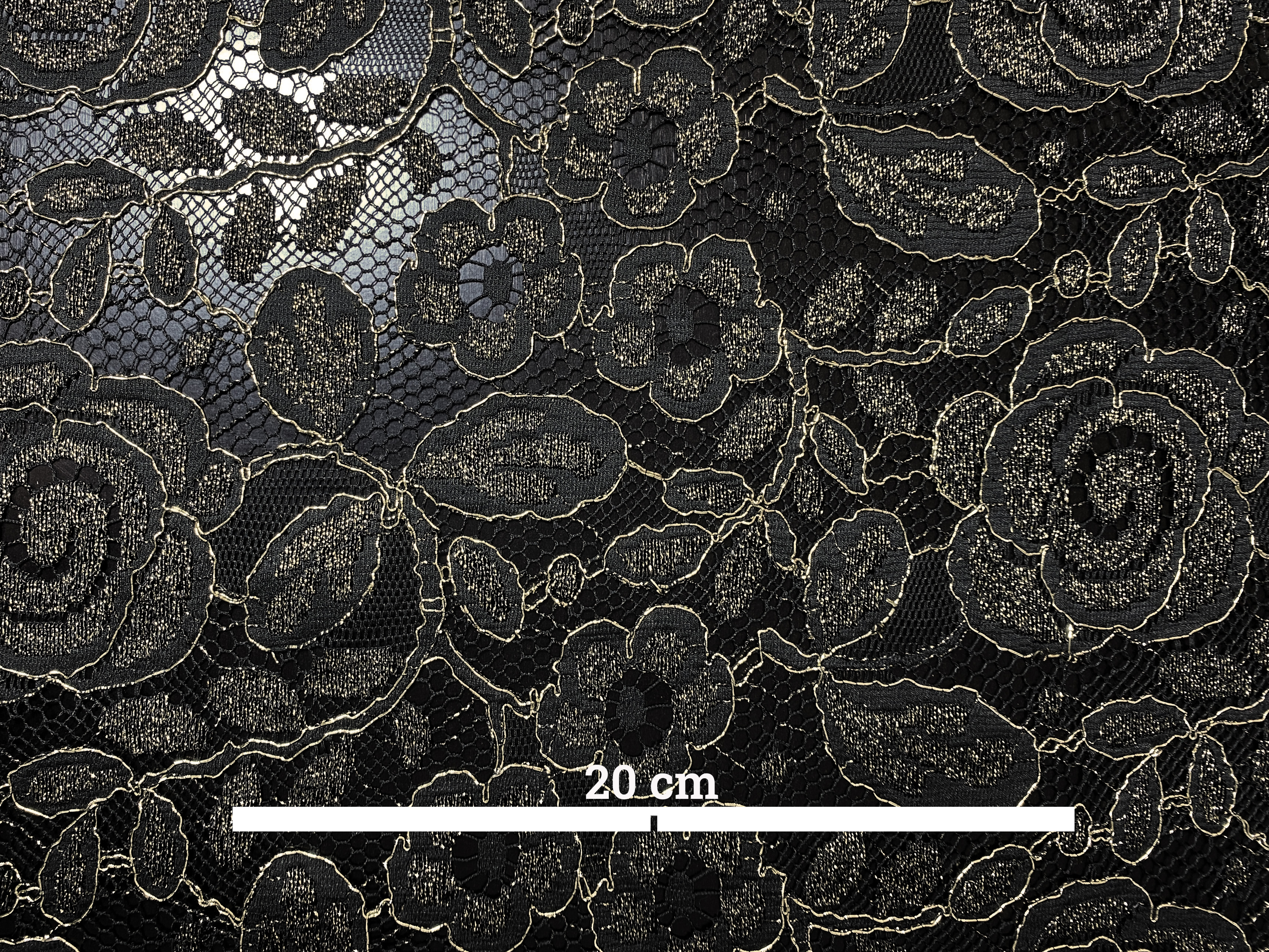 schwarz-goldene Blumenspitze