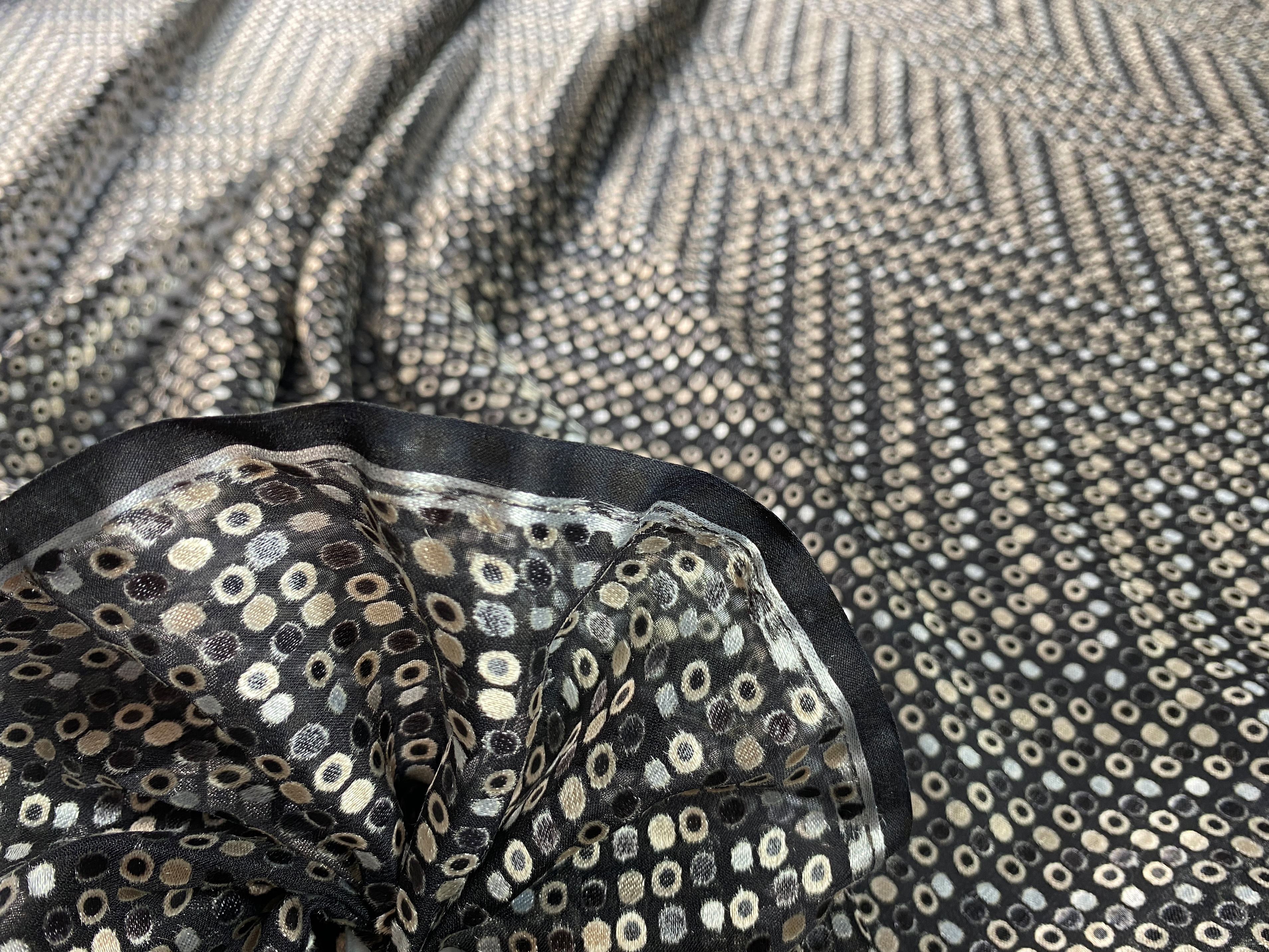 Seidenmischung mit Punktemuster