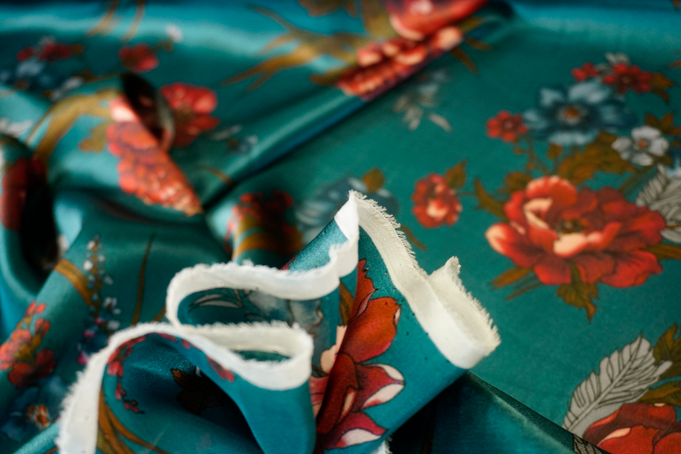 Seidensatin - rote Blüten auf petrol